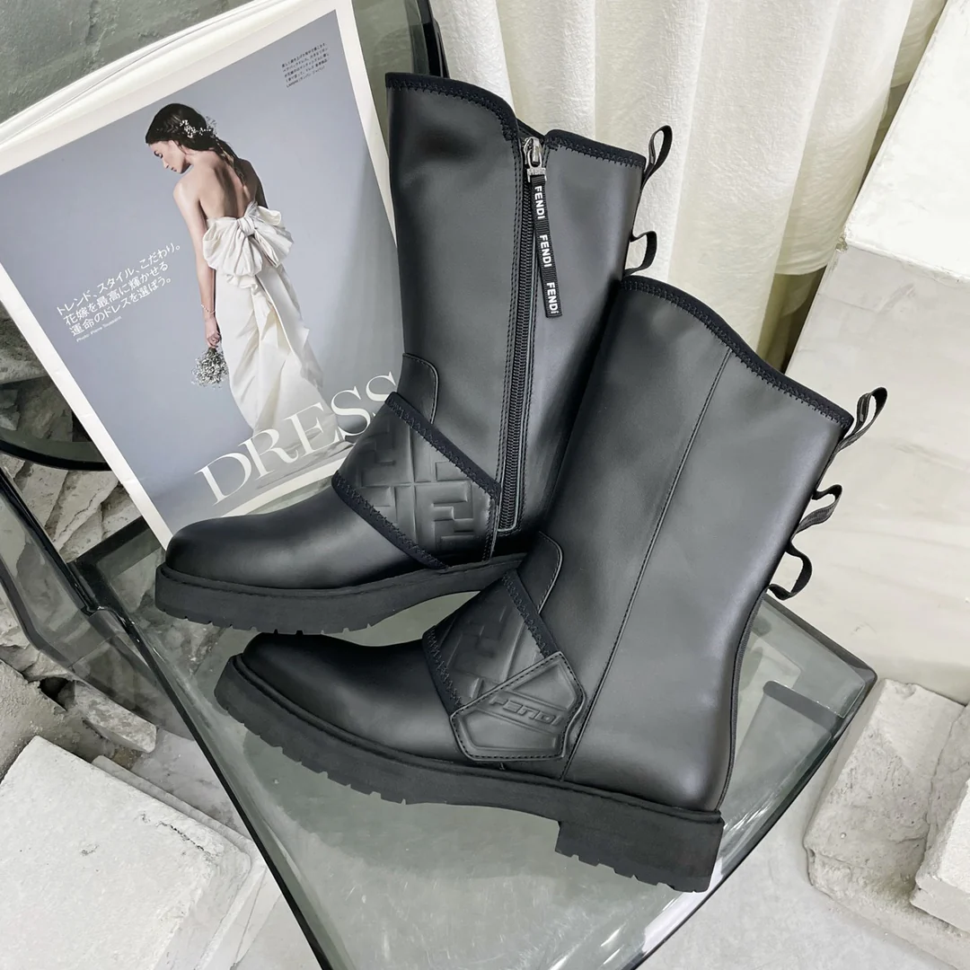 Стильные высокие сапоги Fendi