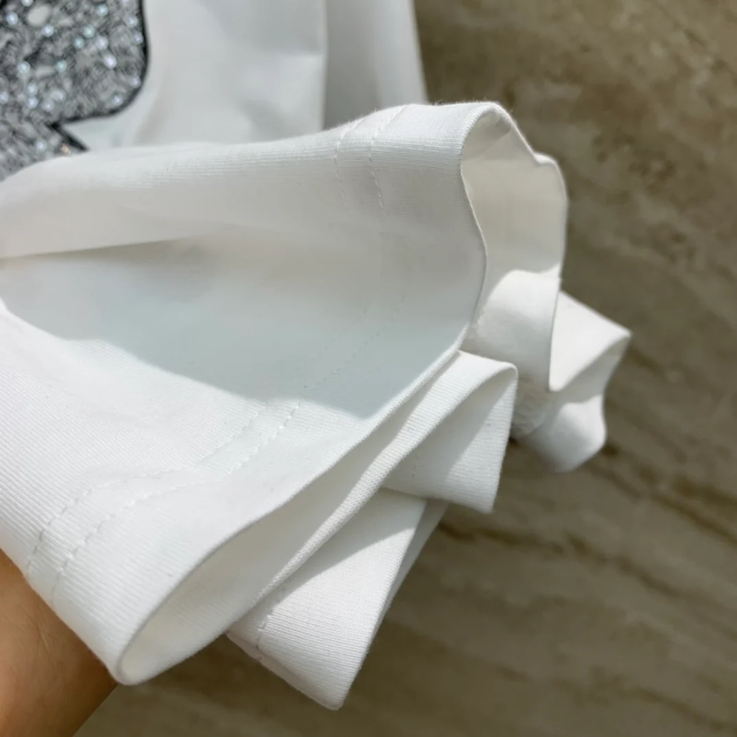 Футболка Dior 2403 с вышитым логотипом бабочки, круглым вырезом и короткими рукавами - белая.