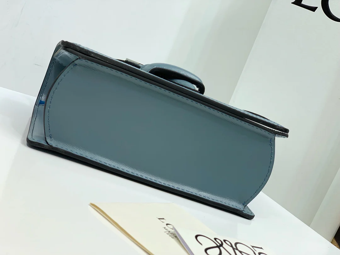 Треугольная сумка Loewe - Телячья кожа - Маленькая - 3