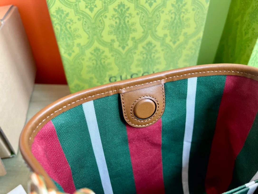 Мини-сумка Gucci 2025 из кожи, коричневая.