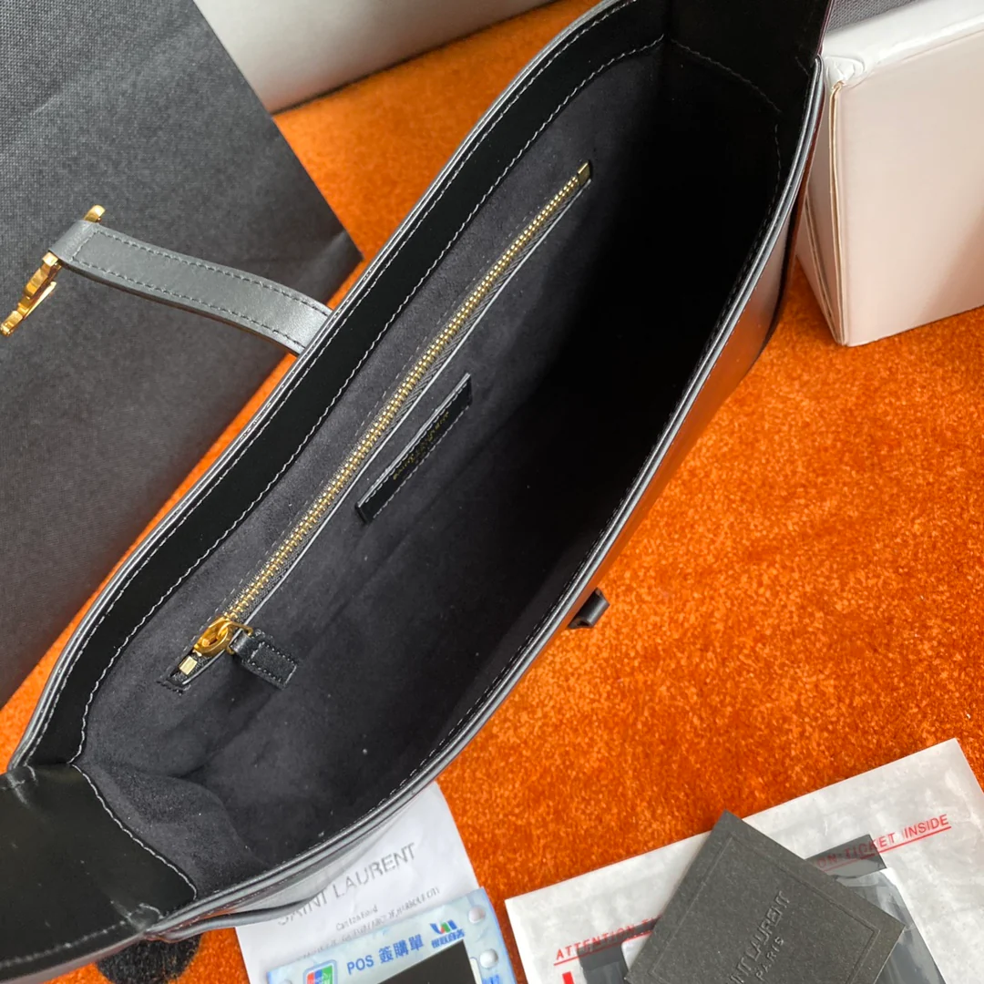 Сумка-седло YSL - черная с золотой фурнитурой - из гладкой кожи.