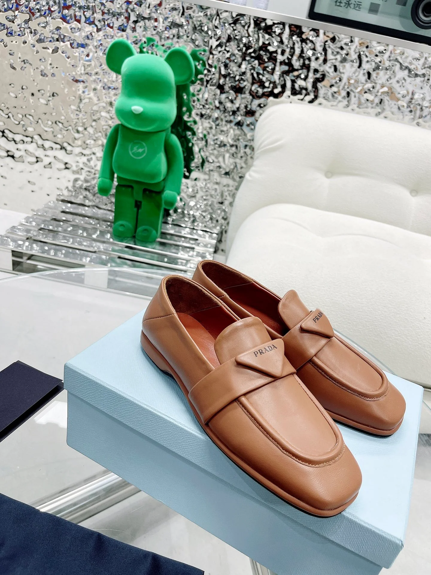 Коллекция Prada 2022 года с подиума - балетки с закрытым носком.