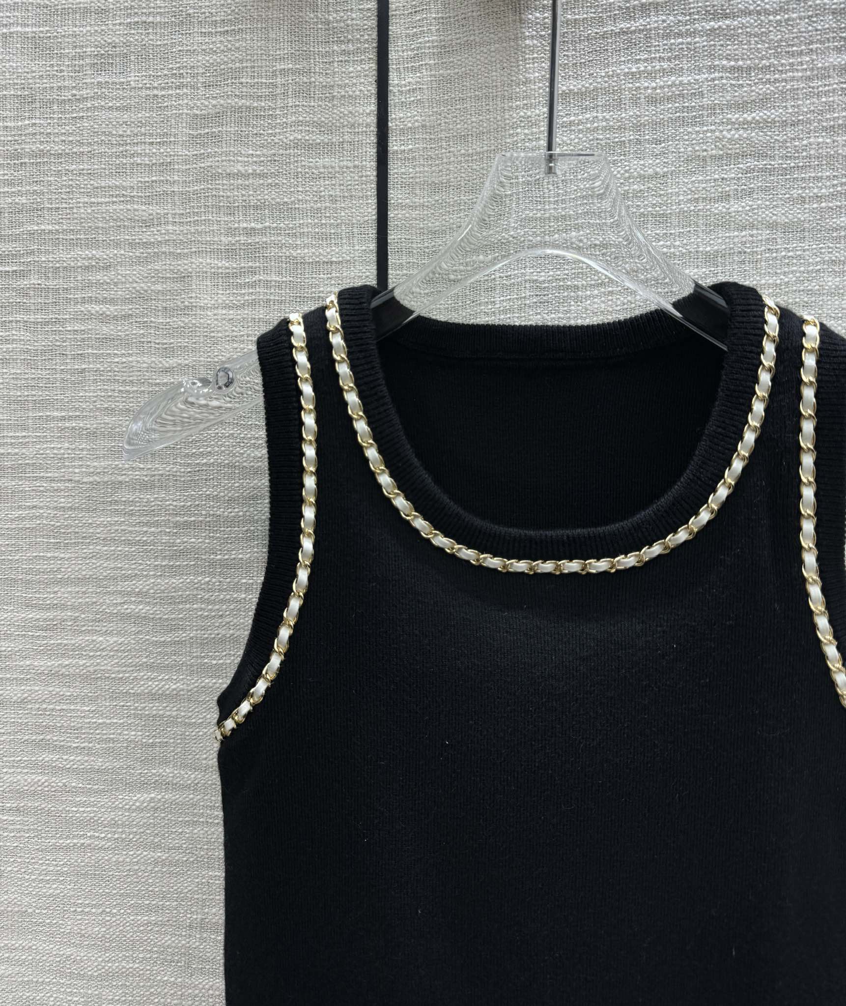 Жилет Chanel 2403 ручной работы из плетеной ткани с цепочками - черный