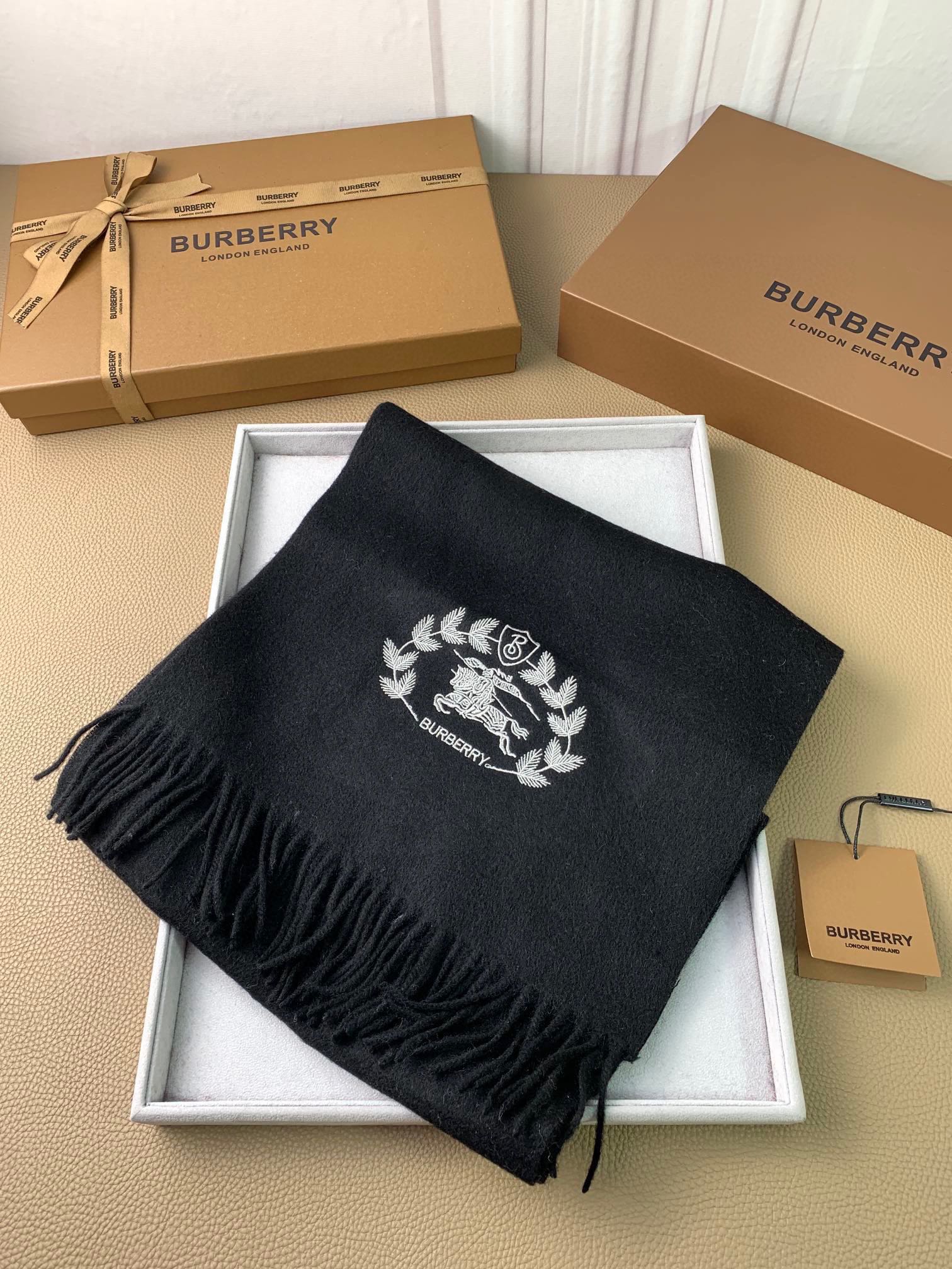 Шарф из овчины Burberry черного цвета (с узором 