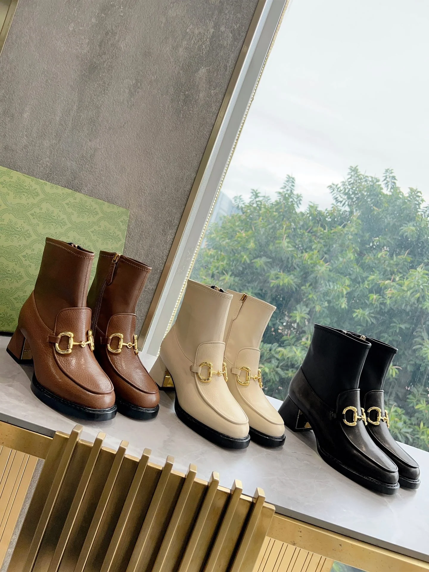 Новинка сезона осень/зима 2023 от Gucci - Ботильоны на массивном каблуке с застежкой-молнией - Кофейно-коричневый