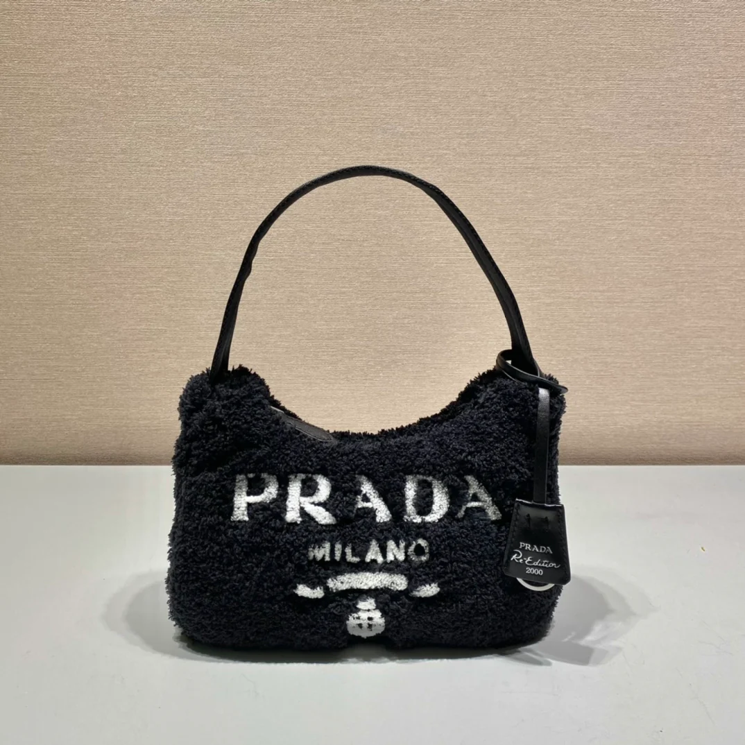 Мини-сумка для полотенец Prada Re-Edition 2000, черная.