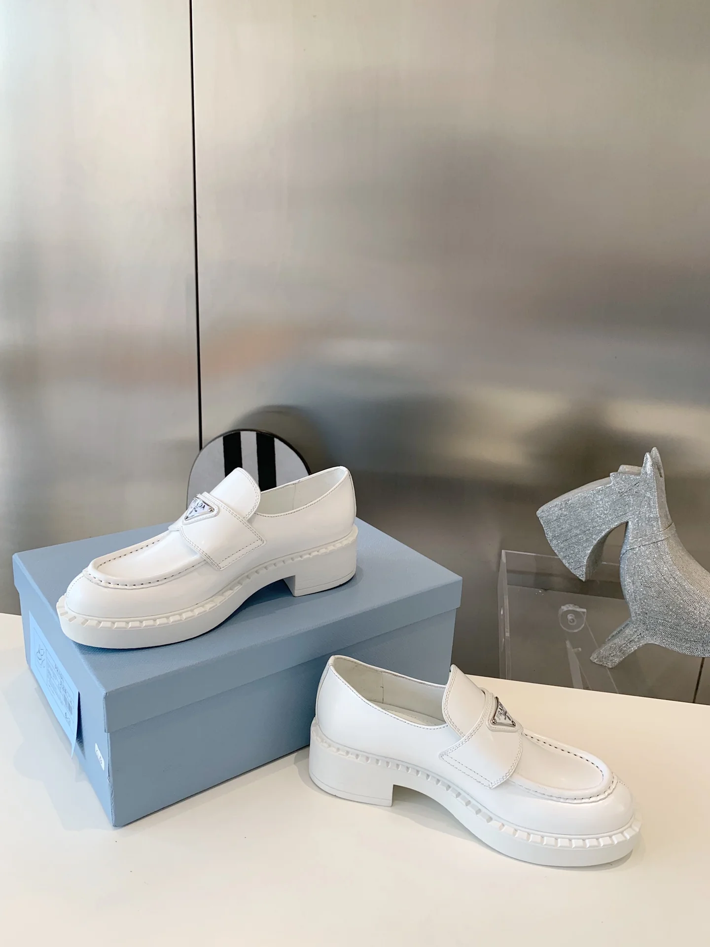 Лоферы Prada Gear - белые