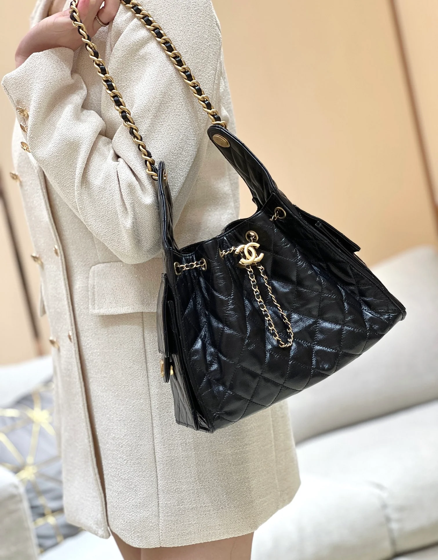 Сумка-ведро Chanel 25c 25bag из телячьей кожи с завязками, маленькая – черно-золотая