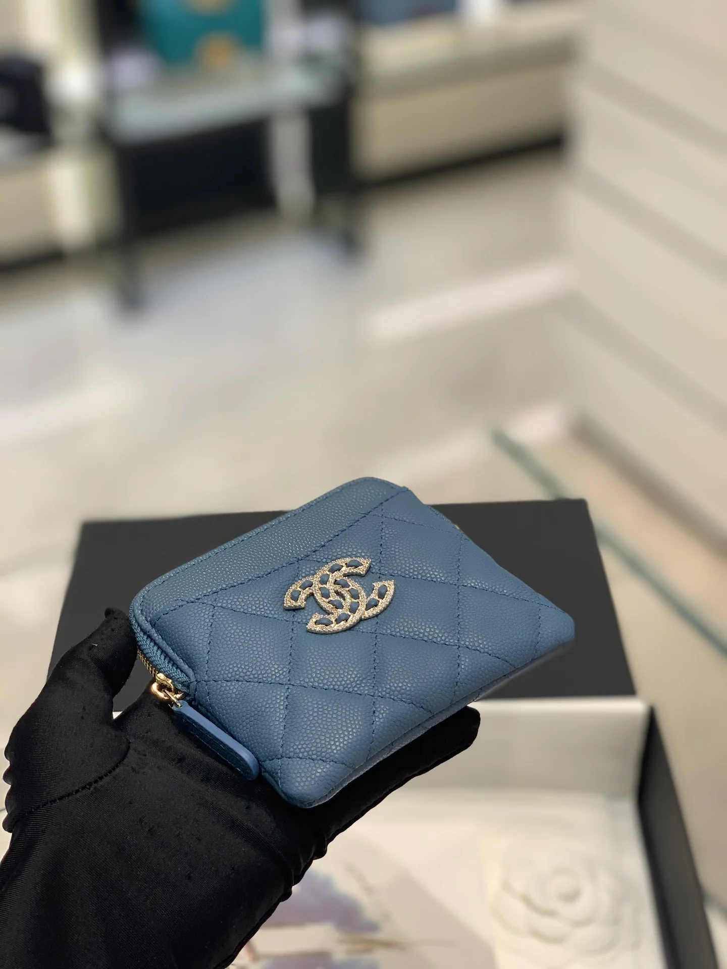 Монетоприемник Chanel 22s с бриллиантовой пряжкой - синий