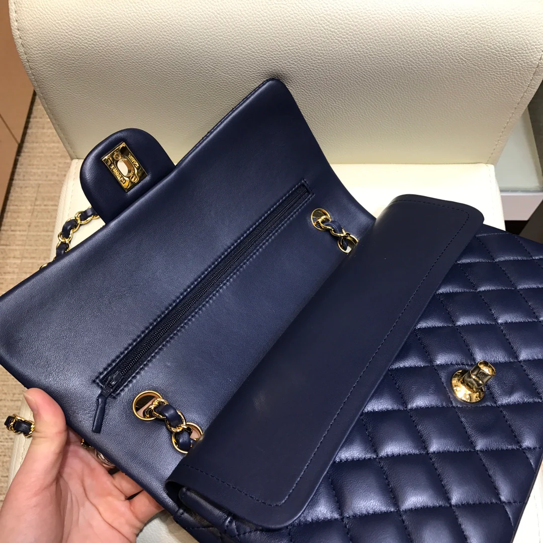 Сумка Chanel Classic Quilted Series CF с золотой цепочкой - 25 см