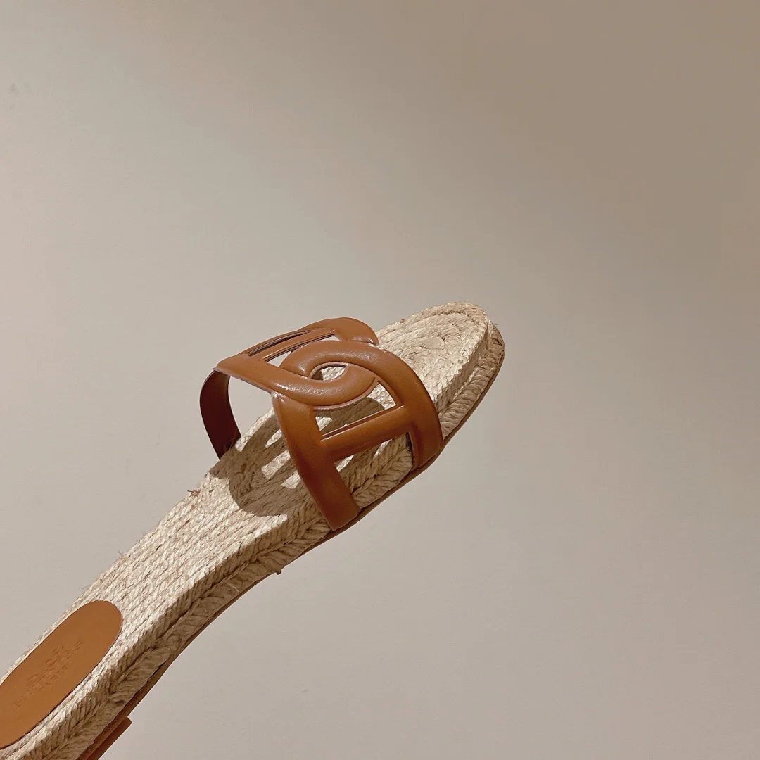 Новинка сезона весна/лето 2022 от Hermes - Соломенные тапочки на плоской подошве