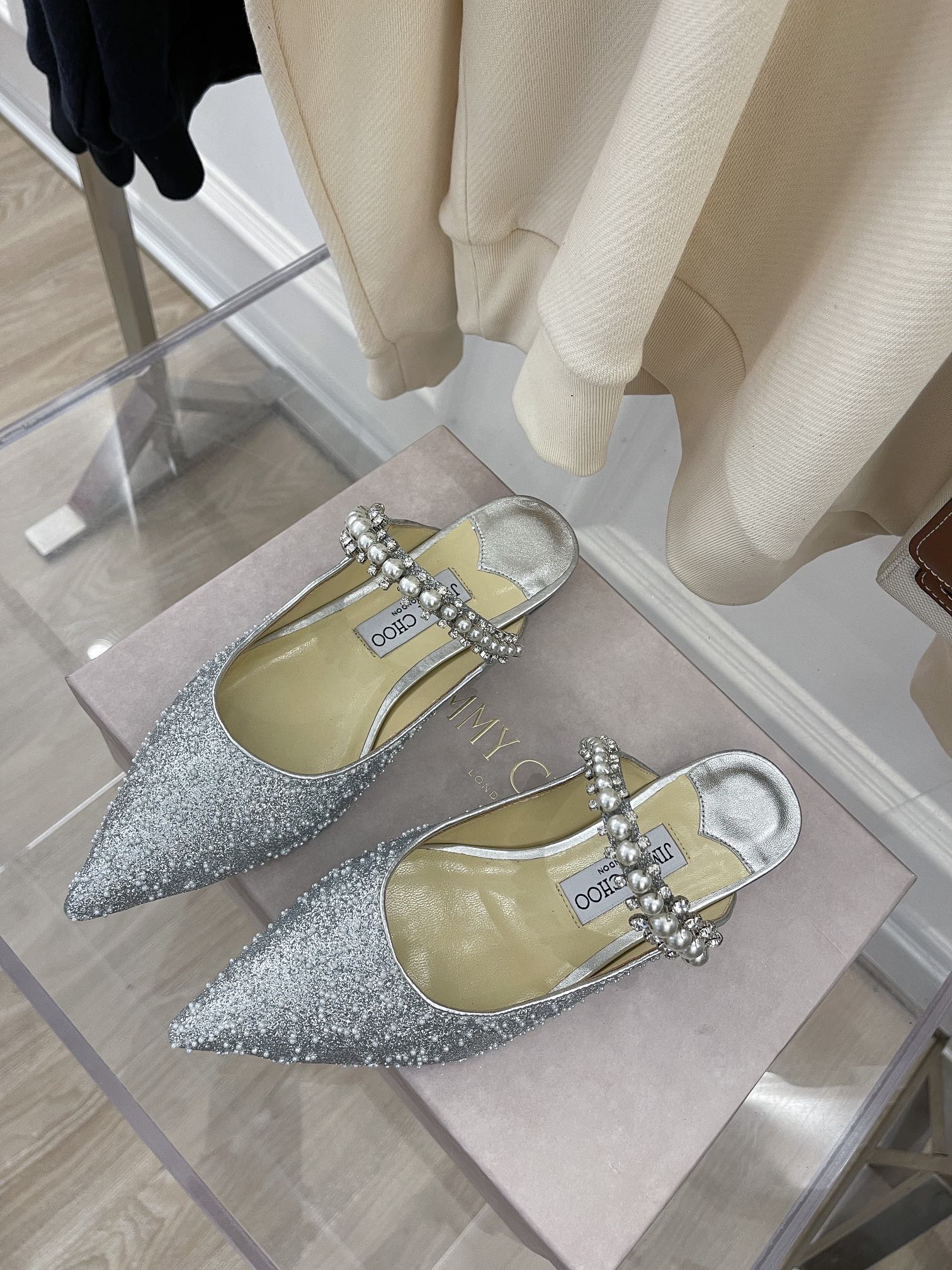 Сандалии на низком каблуке с цепочкой и жемчужной отделкой от Jimmy Pearl - 1