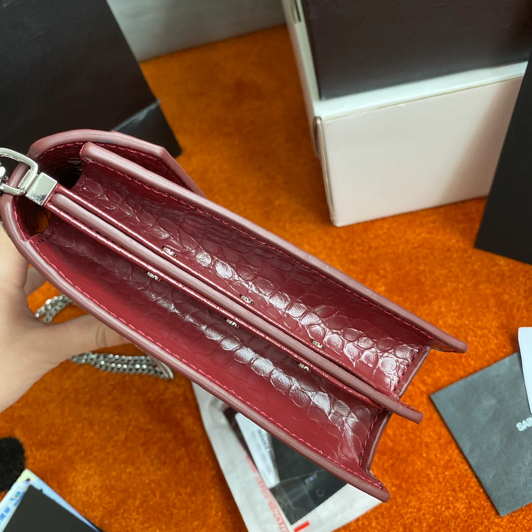 Сумка-конверт YSL Cassandra с крокодиловым принтом