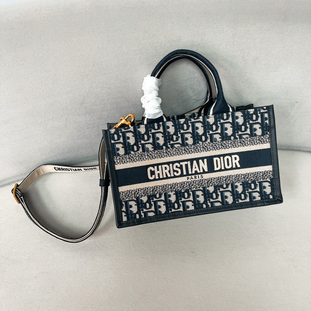 Мини-сумка Dior Booktote черного цвета с монограммой из канваса.