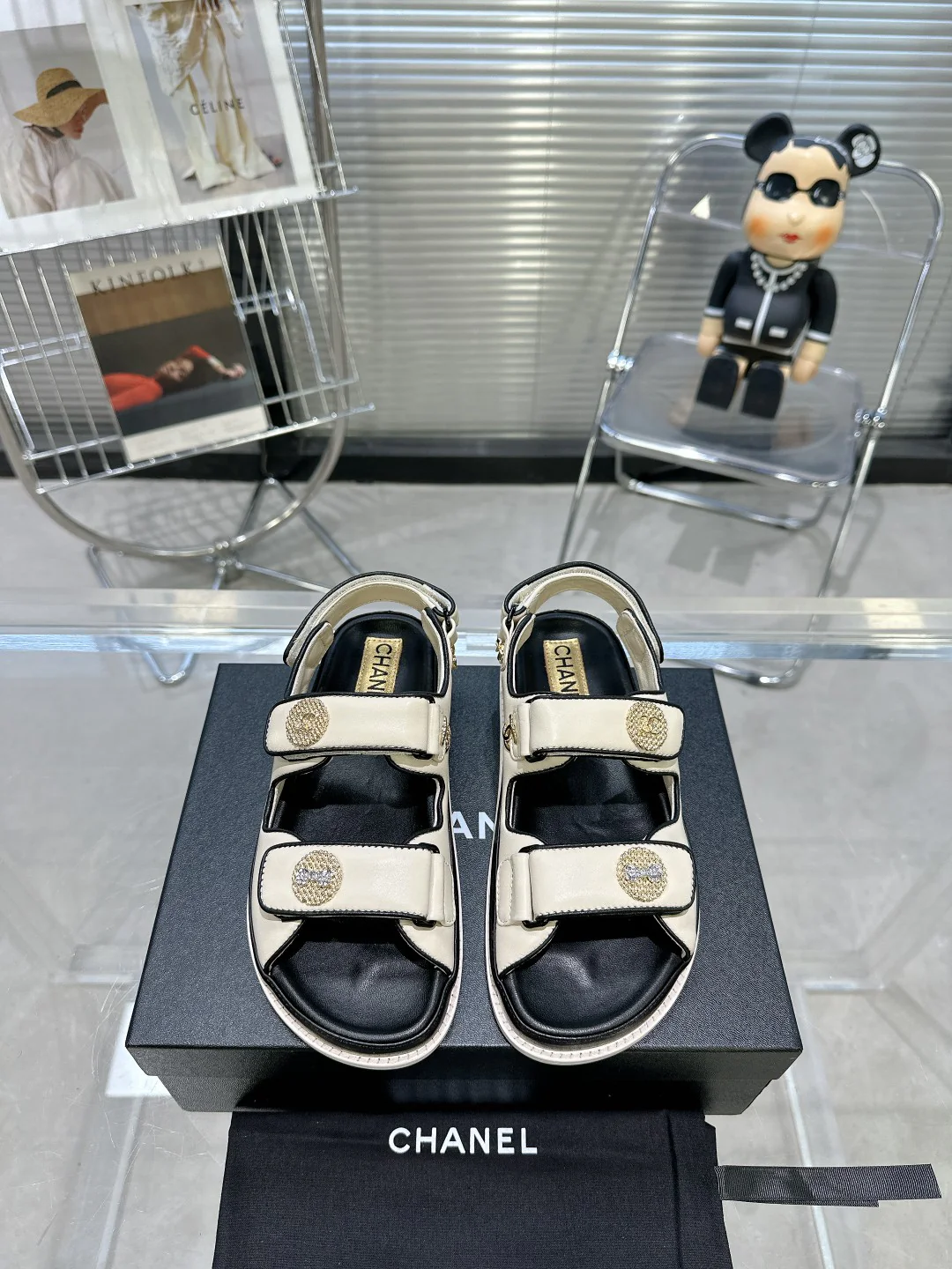 Новая расцветка пляжных сандалий Chanel весна/лето 2023 — цвет ?слоновая кость?.