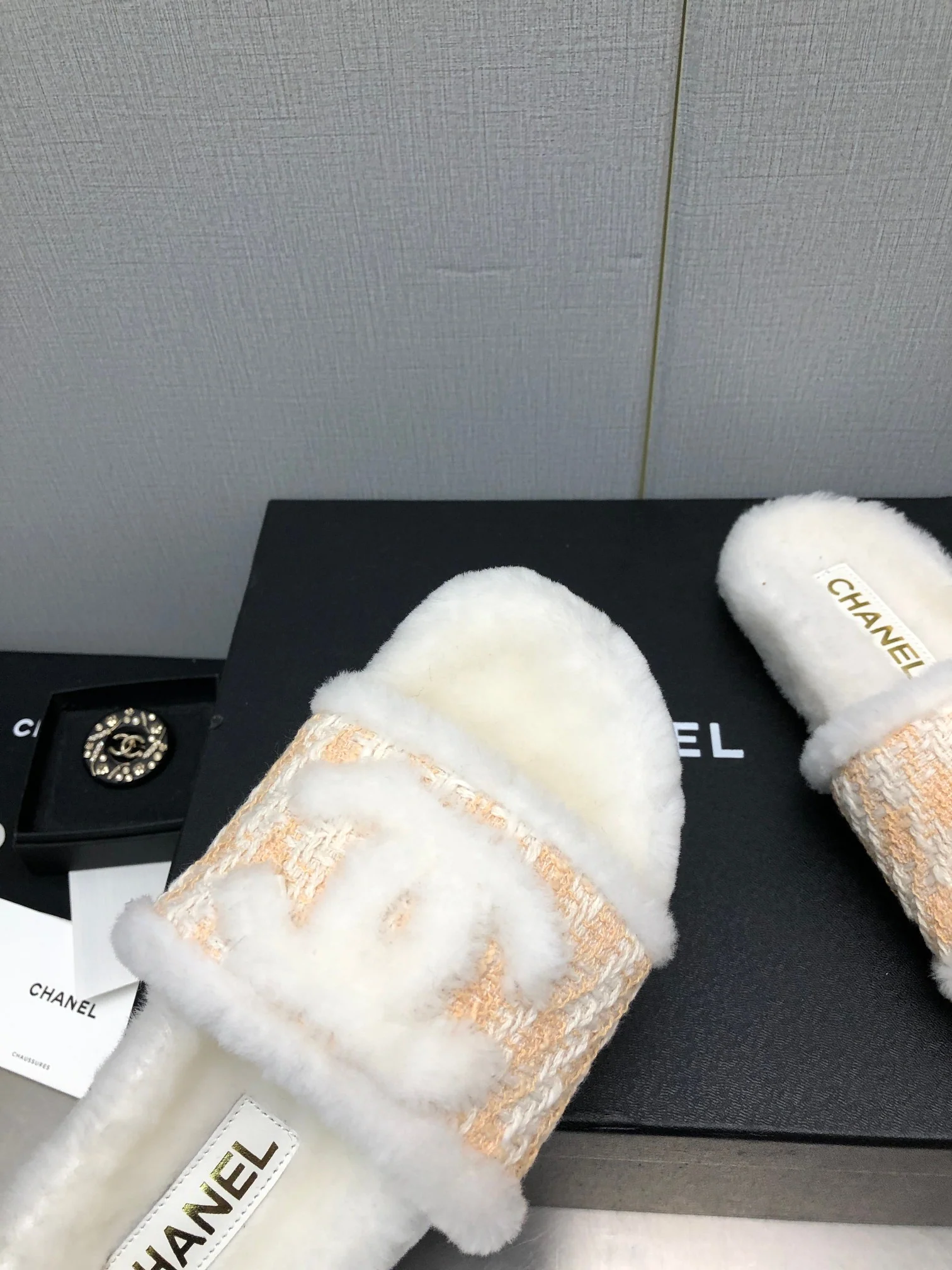 Новинка сезона осень/зима 2023 от Chanel - шерстяные тапочки в клетку - розовые.