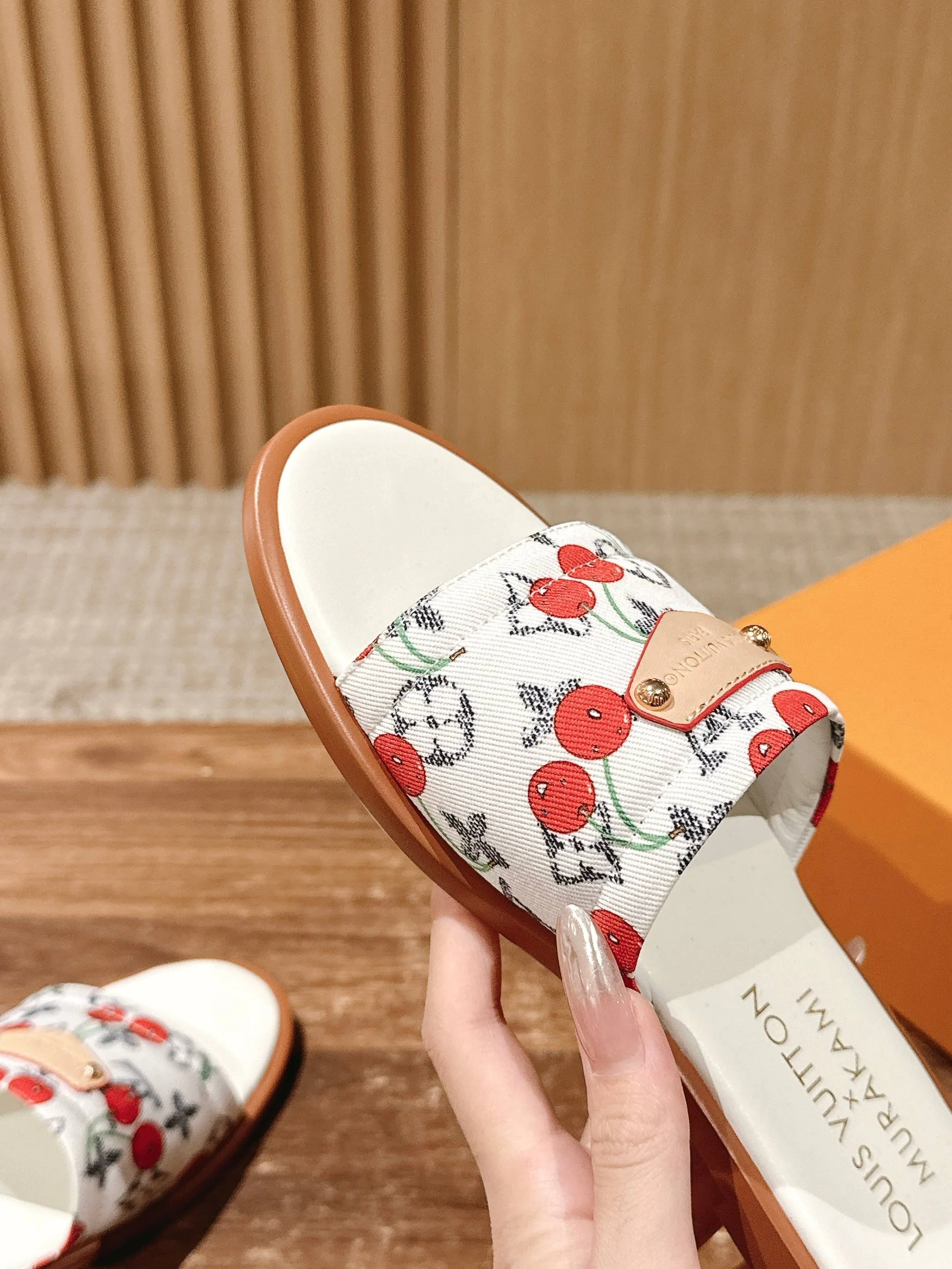 LV - Сандалии на плоской подошве из ретро-серии Такаши Мураками - Белые