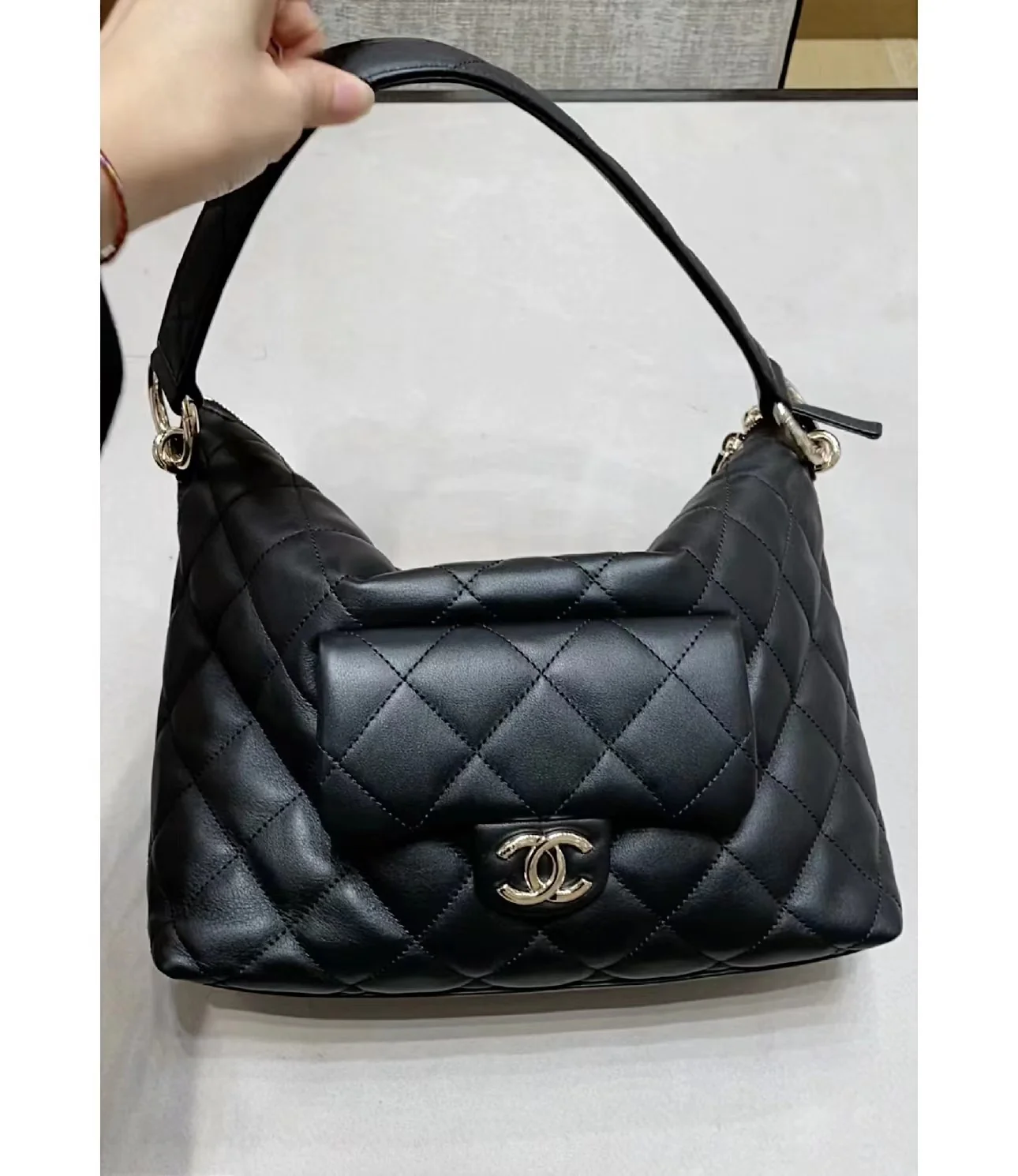 Сумка-хобо Chanel через плечо - черная