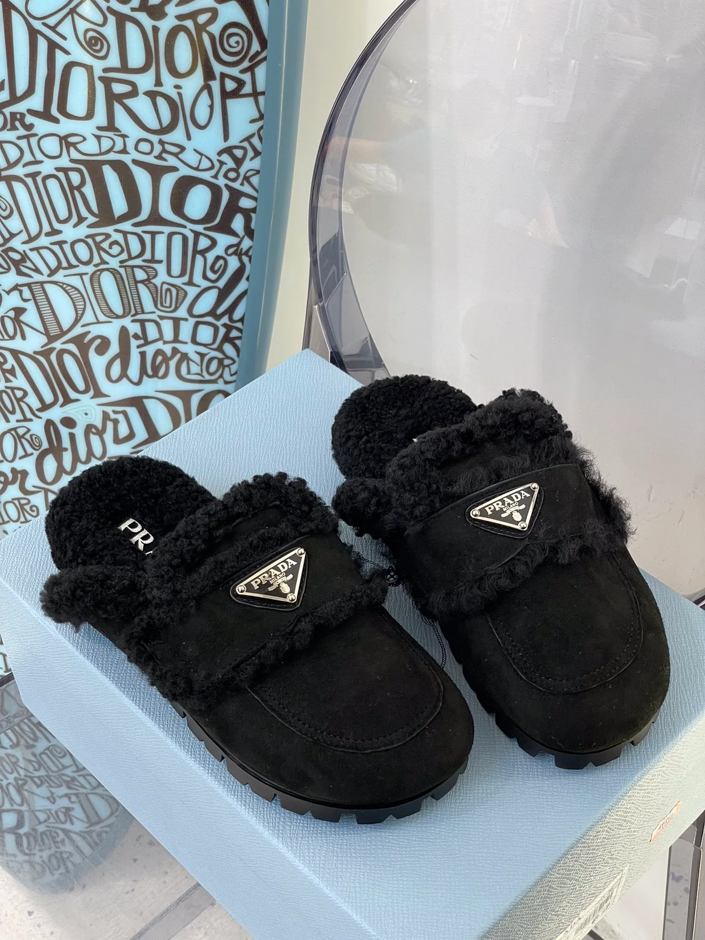 Новинка сезона осень/зима 2022 от Prada - Шерстяные тапочки - Черные