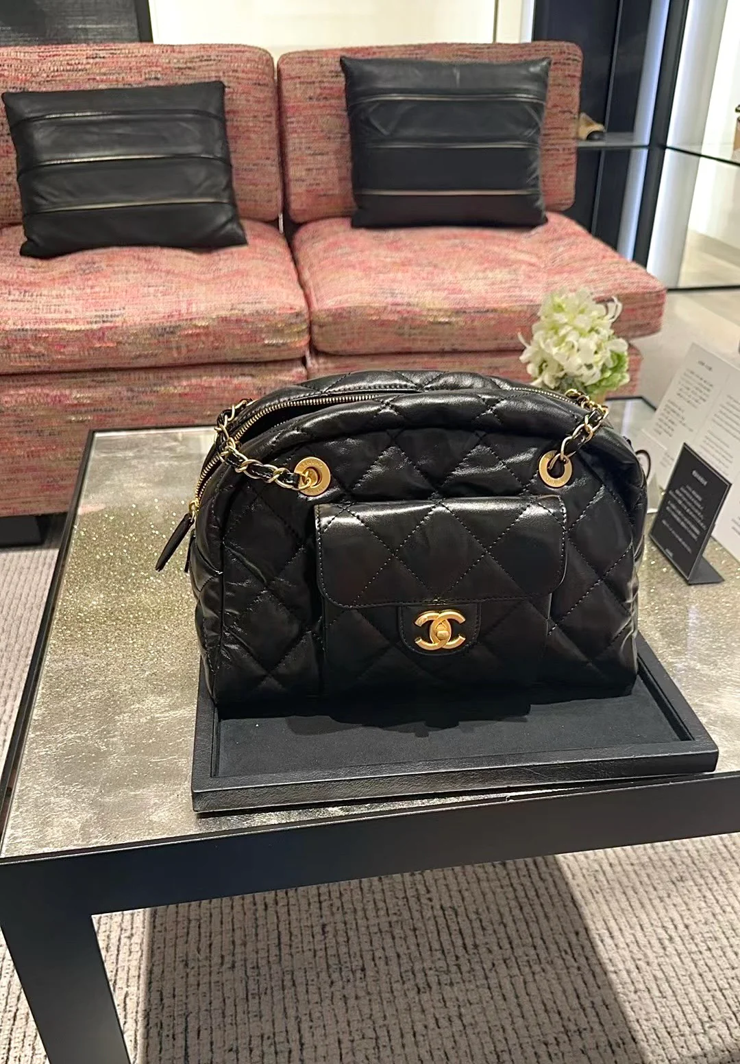 Маленькая сумка-боулинг Chanel 24a - черная