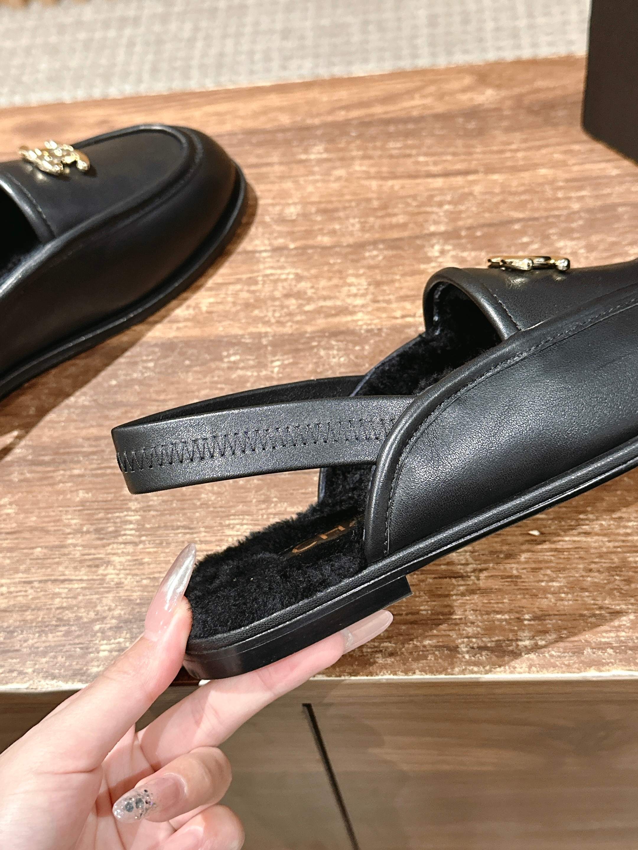 Новинка сезона ?Начало осени? от Chanel — Меховые туфли — Черная кожа