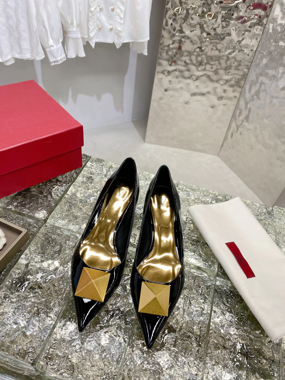 Valentino - Новинка начала осени 2022 года - Туфли на среднем каблуке с заклепками