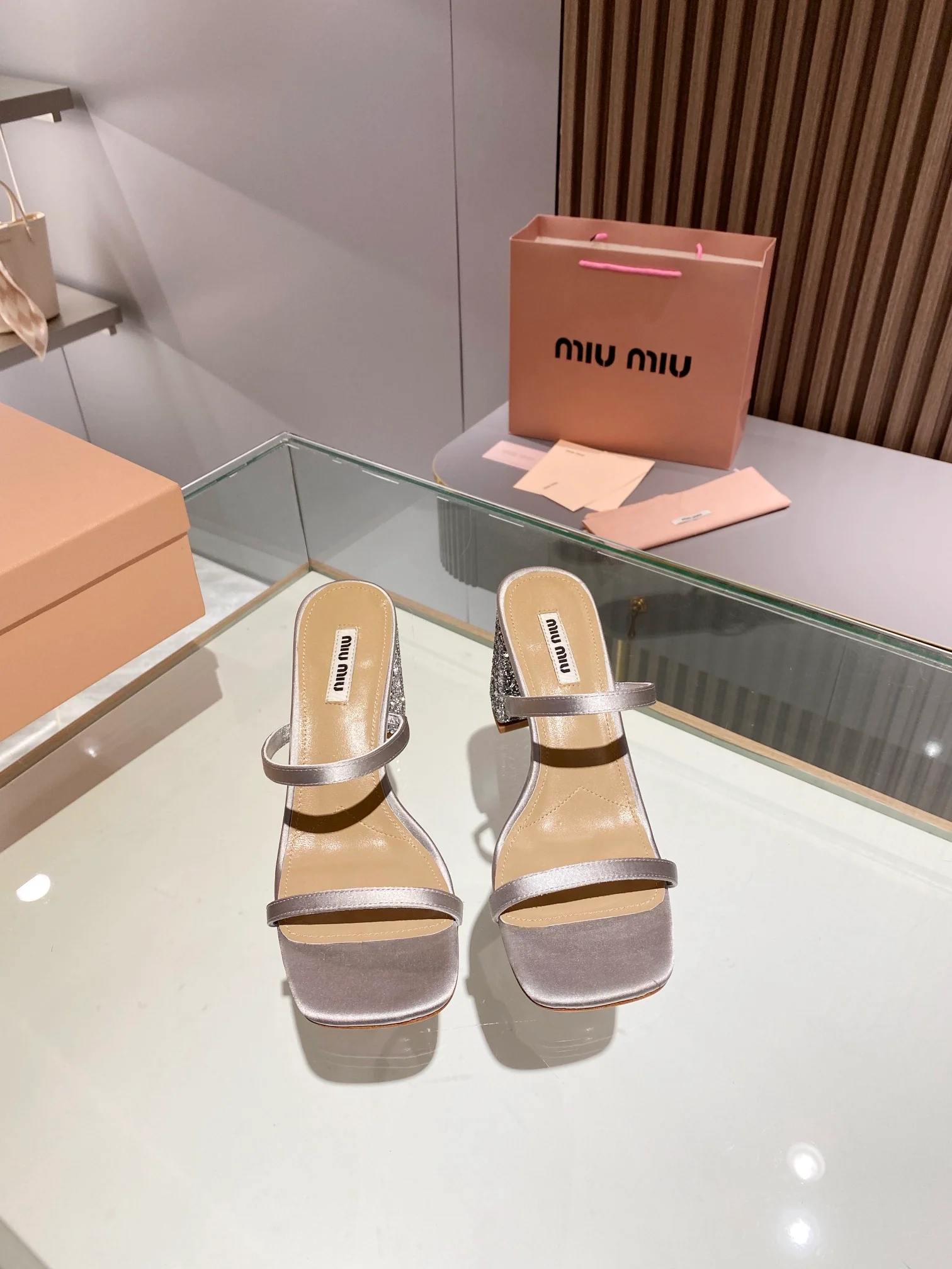 Новинка сезона весна/лето 2023 от Miu Miu - Босоножки на высоком каблуке с ремешками - 8-5 см - Серебристые