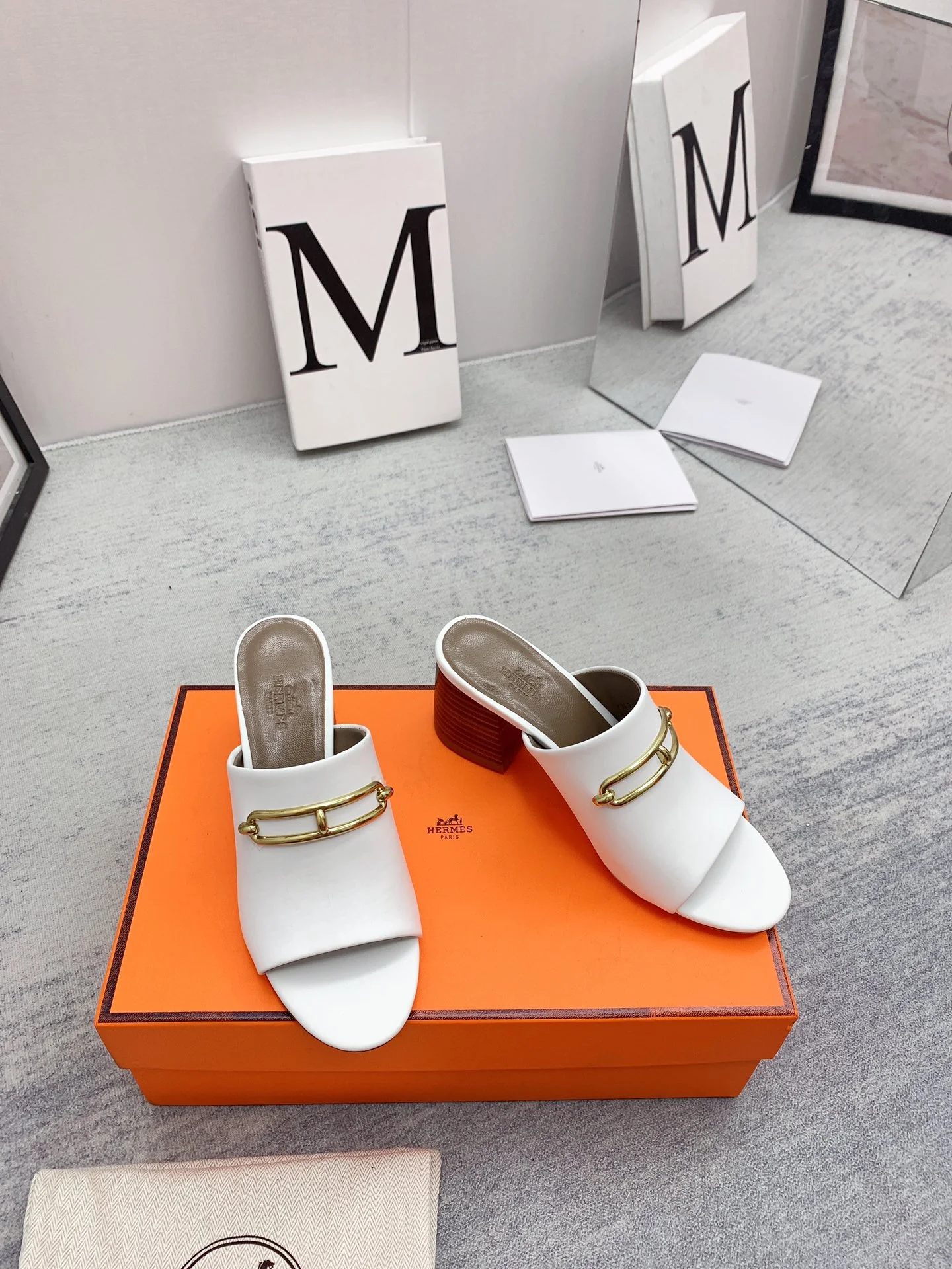 Новинка сезона весна/лето 2022 от Hermes - Высококачественные сандалии на массивном каблуке - 2 пары