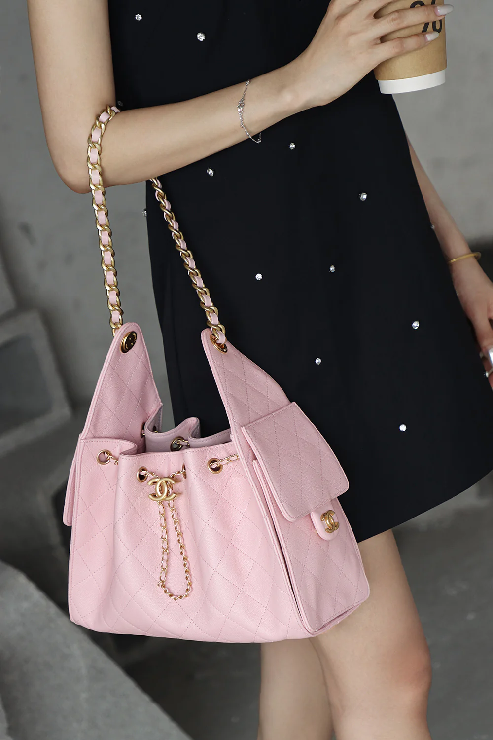 Сумка-хобо Chanel 25c Hippie, маленькая, розовая, с золотой пряжкой.