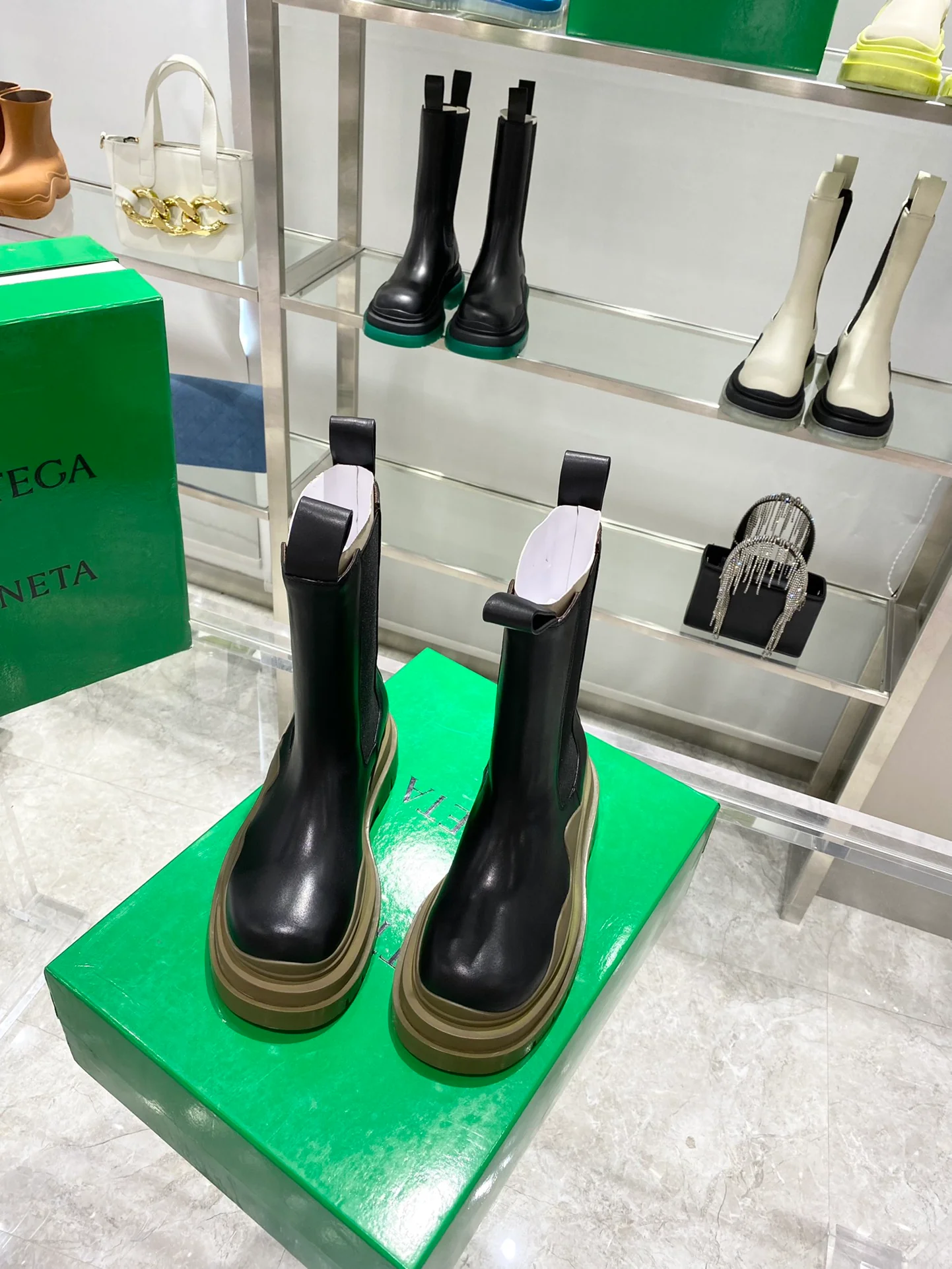 Ботинки BV до середины икры - черные с коричневой подошвой