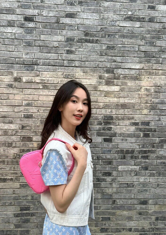 m82487-LV-mini-moon-handbag-rose red