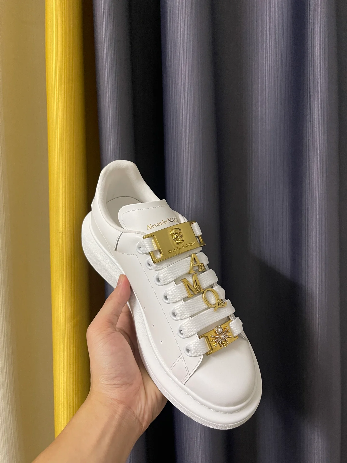 Классические белые кроссовки McQueen - унисекс - полностью из белой кожи с металлической пряжкой