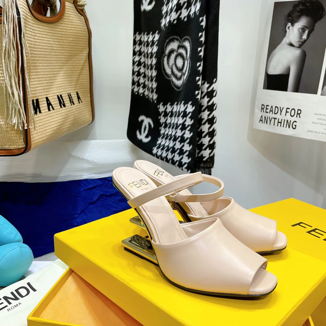Fendi - Стильные сандалии на F-образном каблуке - Сандалии на высоком каблуке с открытым носком