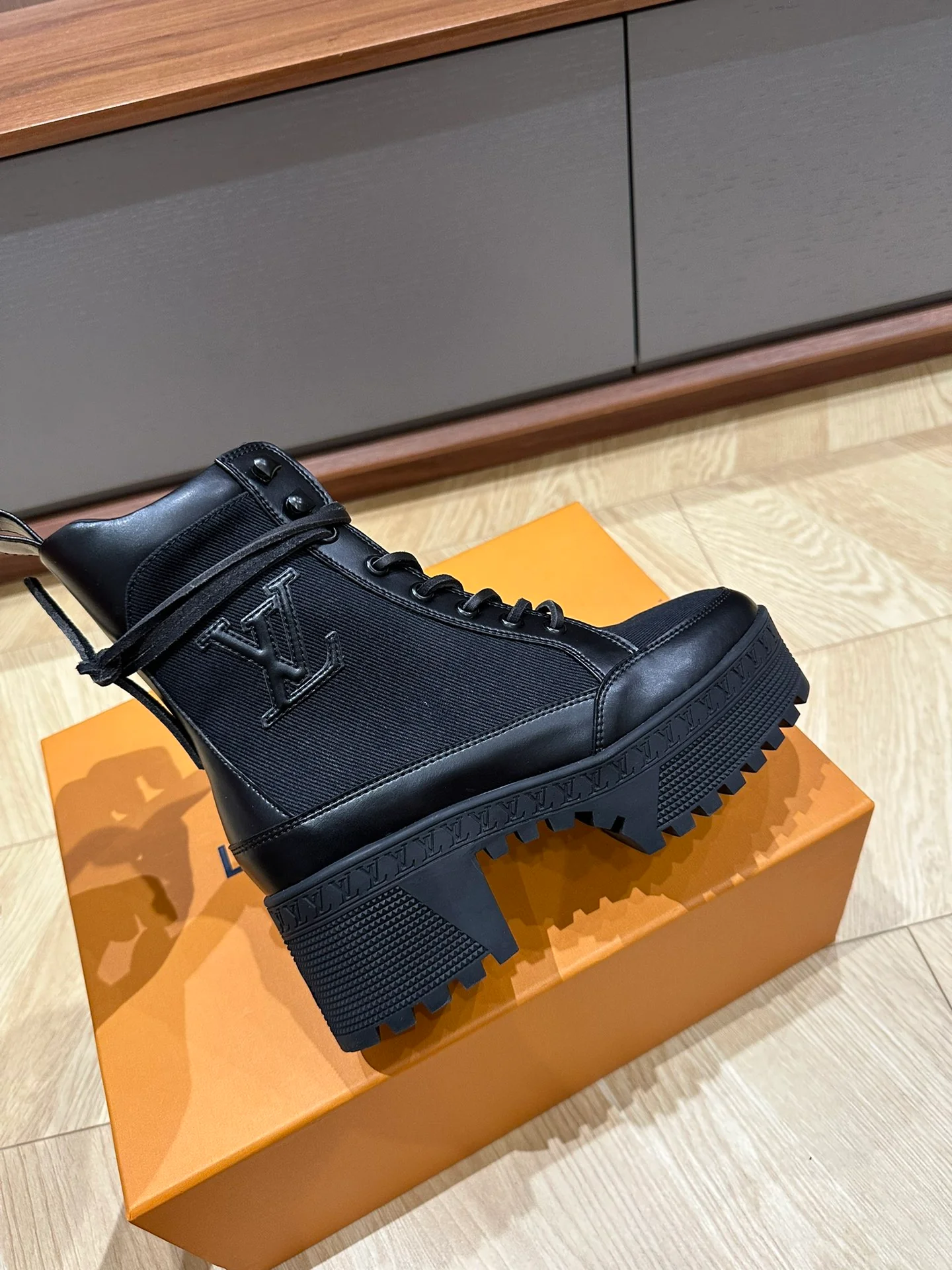 LV-2024 - Ботинки на высоком каблуке и платформе - Черные