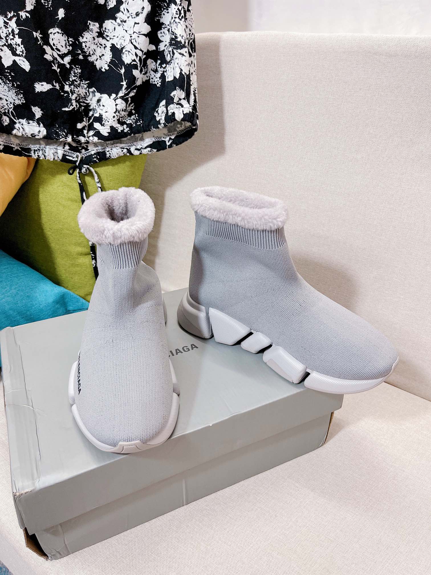 Новинка весны 2022 года от Balenciaga - короткие меховые сапоги-носки - серые.