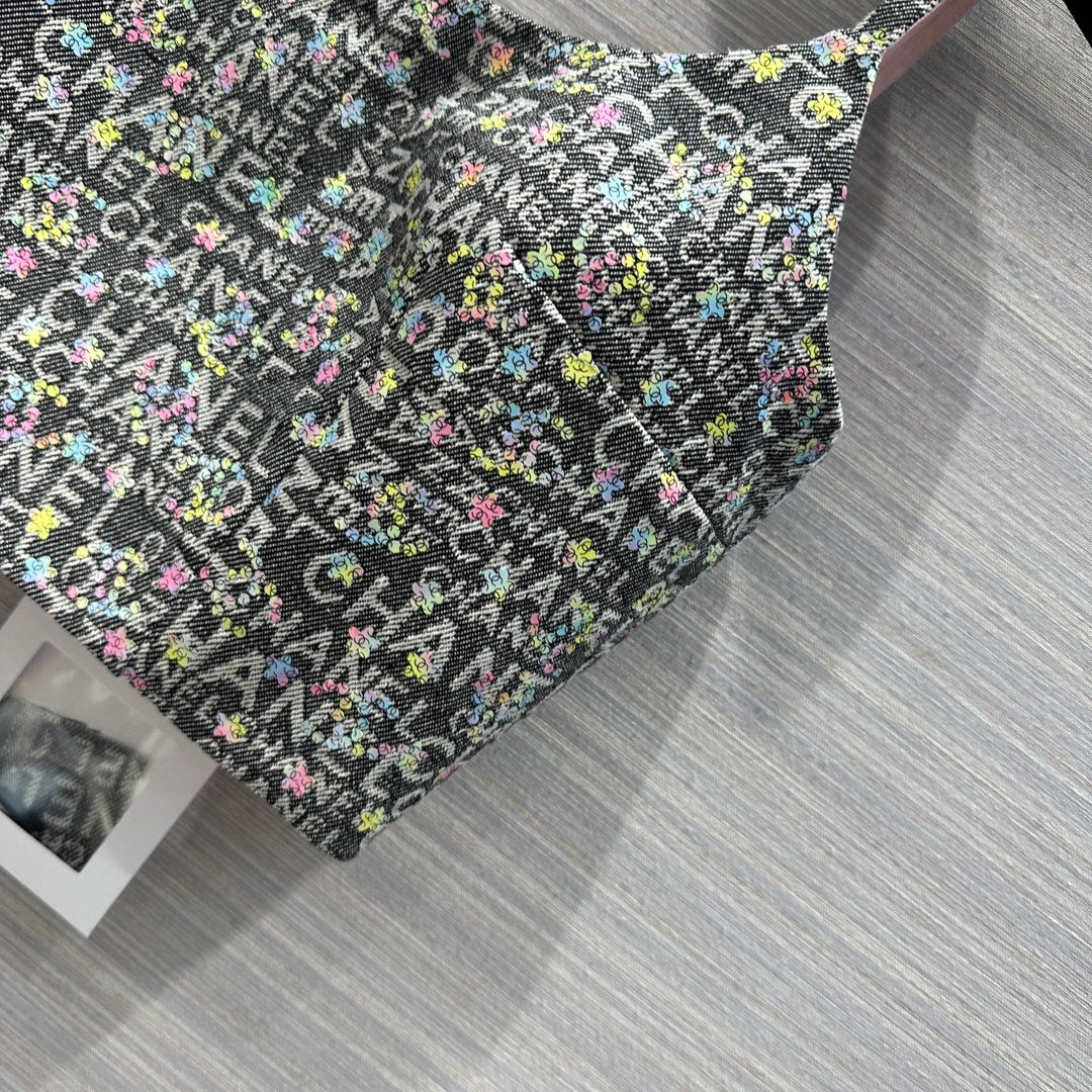 В стиле Chanel - 2403 - 24 Весна/Лето Новинка Прочный жилет из жаккардовой ткани, окрашенной пряжей, с буквами и бисером