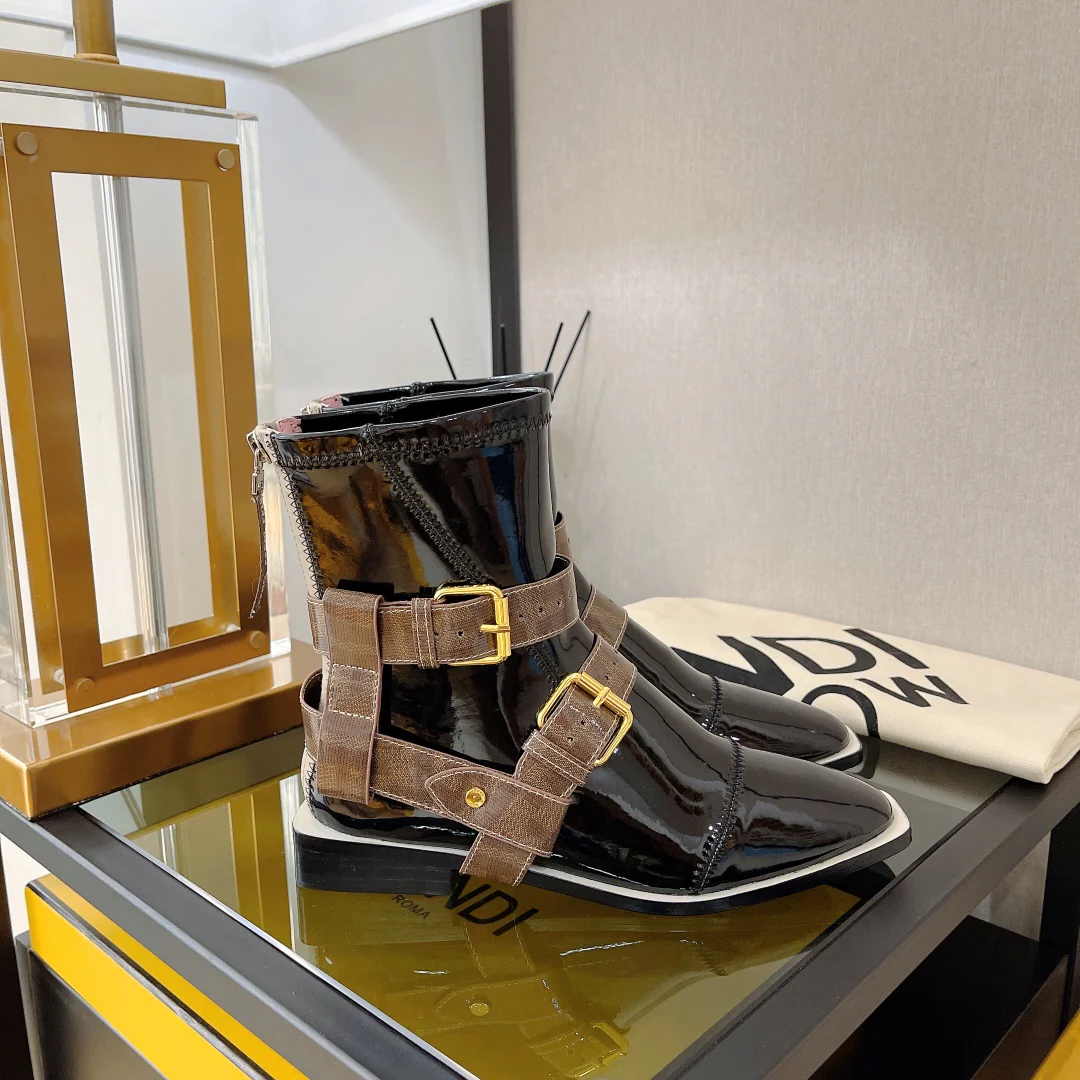 Новинка сезона осень/зима 2022 от Fendi: ботинки из эластичной лакированной кожи, серия FFrame, ботильоны на плоской подошве.