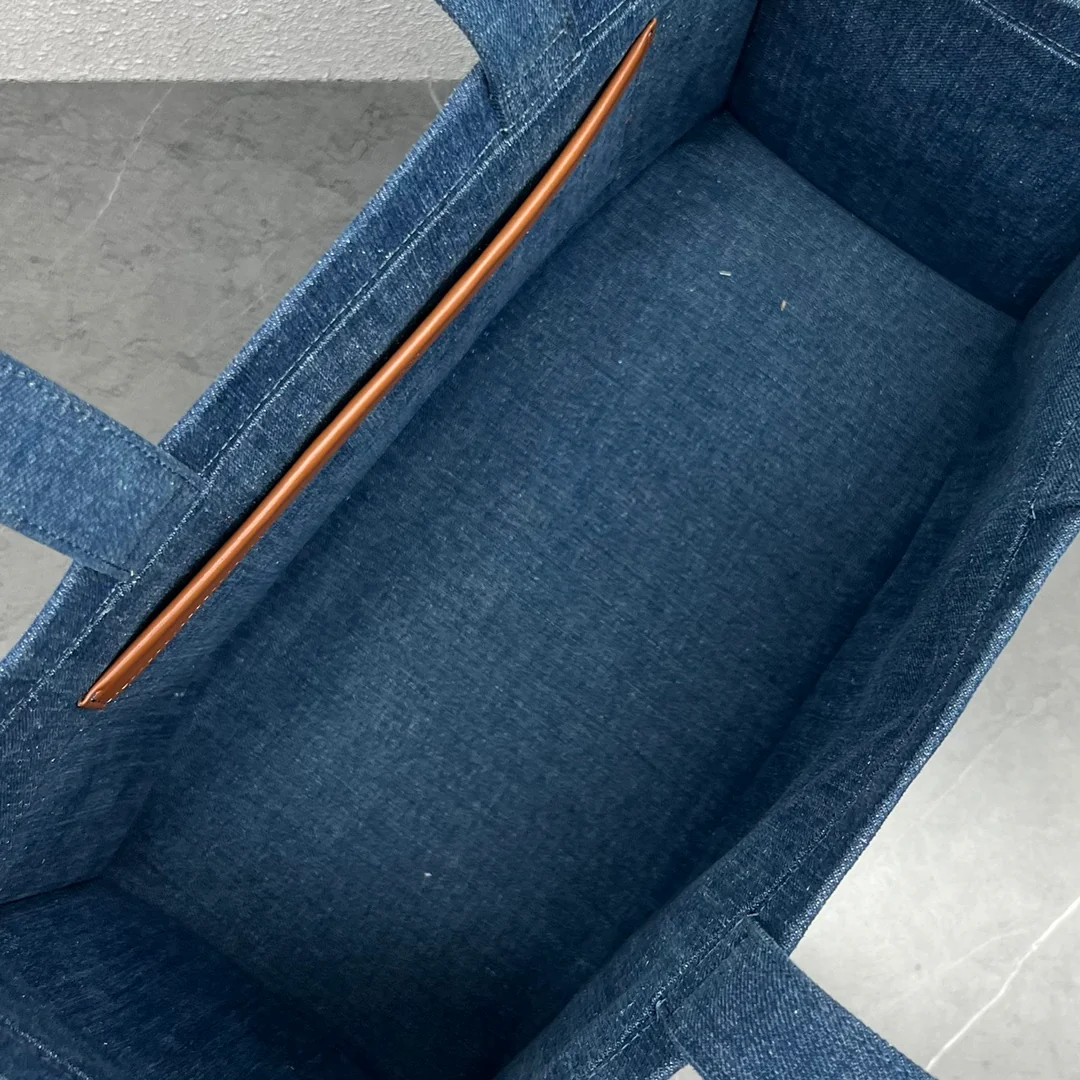 Новая холщовая сумка-шоппер Cabas Thais от Celine.