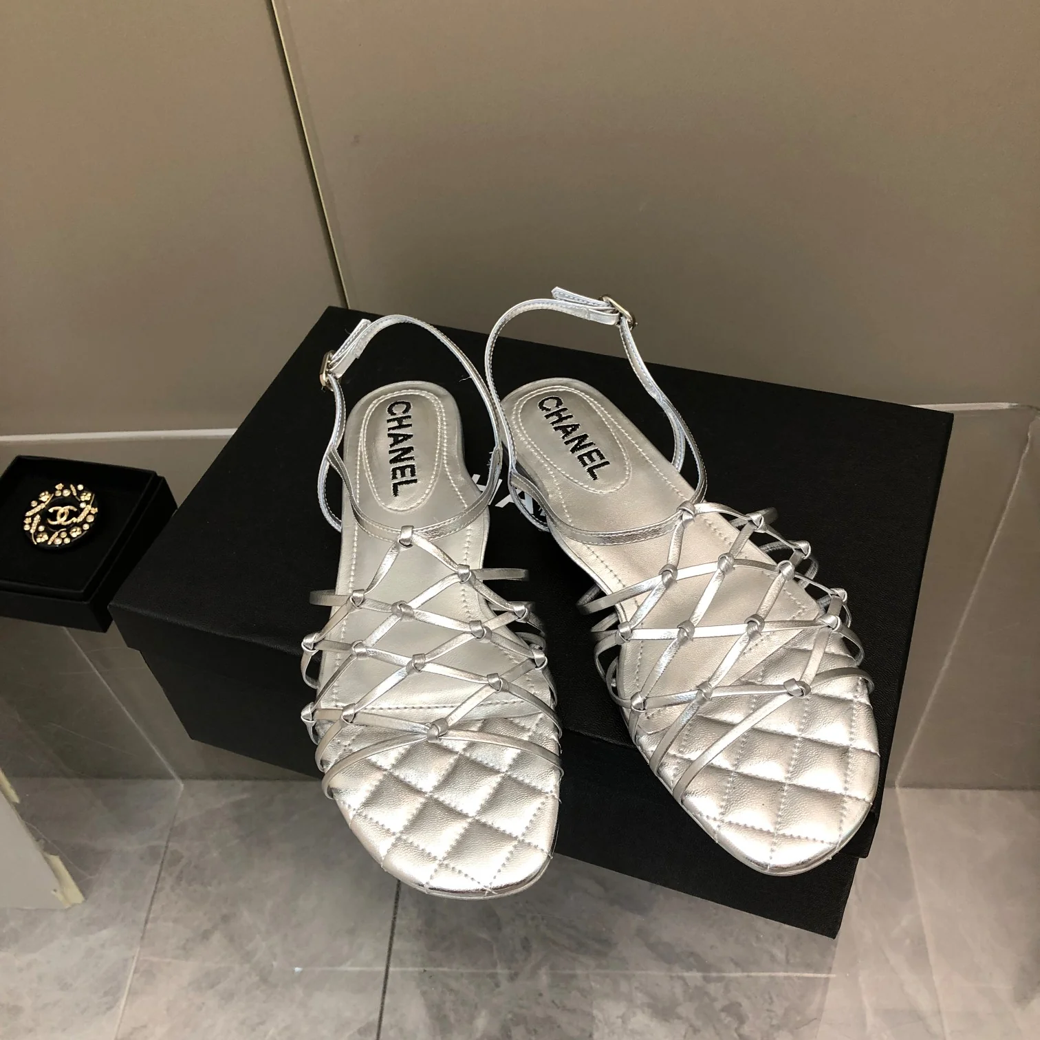 Сандалии Chanel на плоской подошве - 1