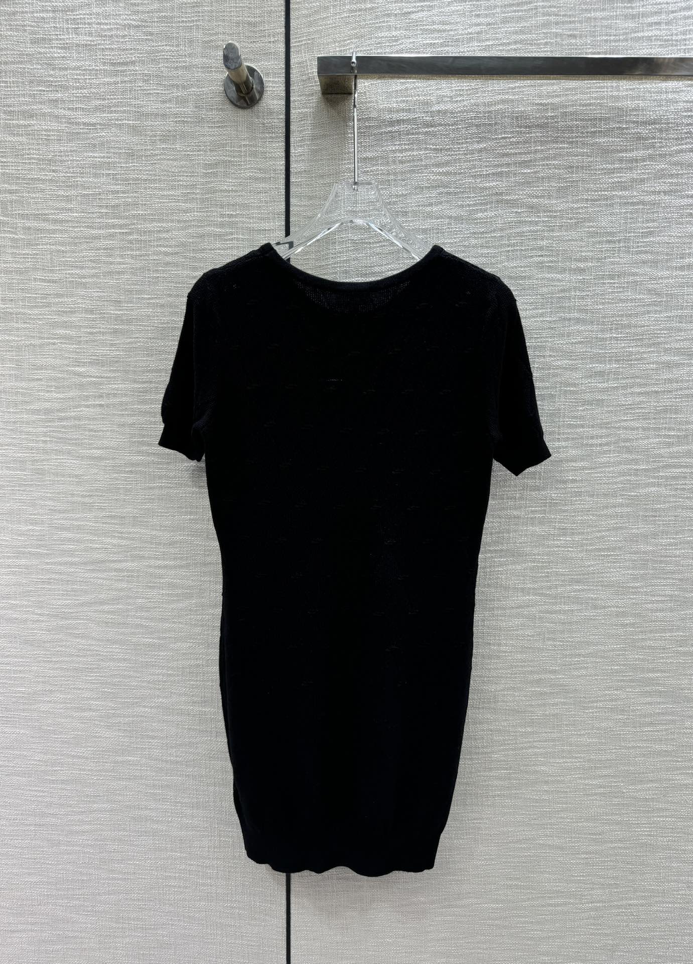 Новая коллекция Chanel Весна/Лето 2024: трикотажное платье с короткими рукавами и ромбовидным узором - Черное