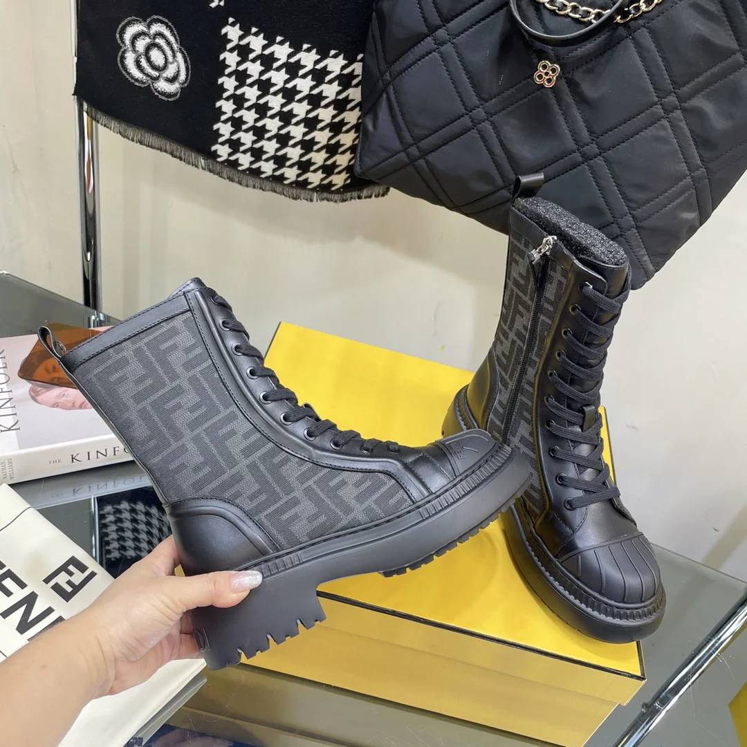 Новинка весны 2022 года от Fendi - Сапоги для верховой езды на шнуровке - Черные