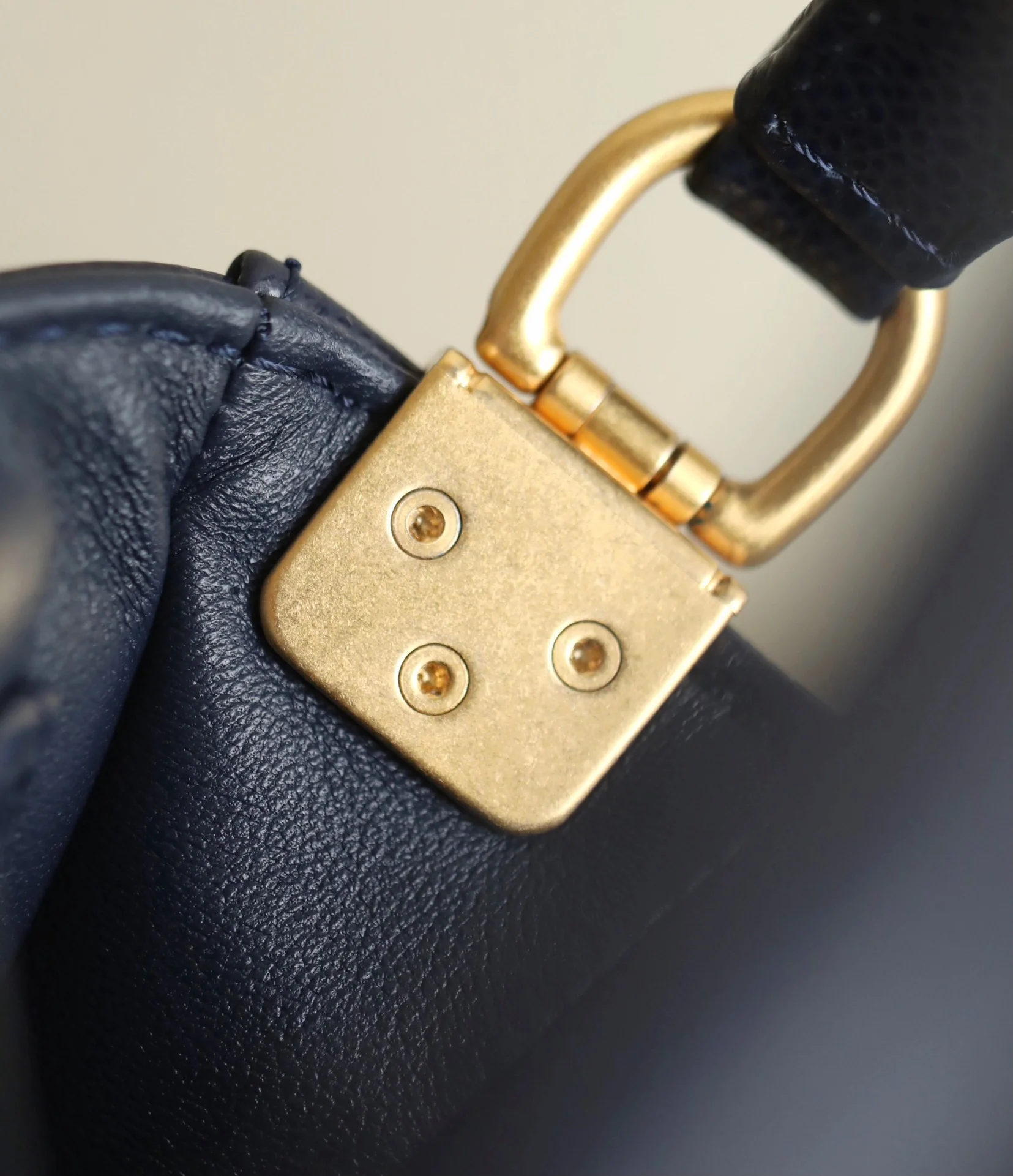 Мини-сумочка Chanel с клапаном и ручкой - синяя