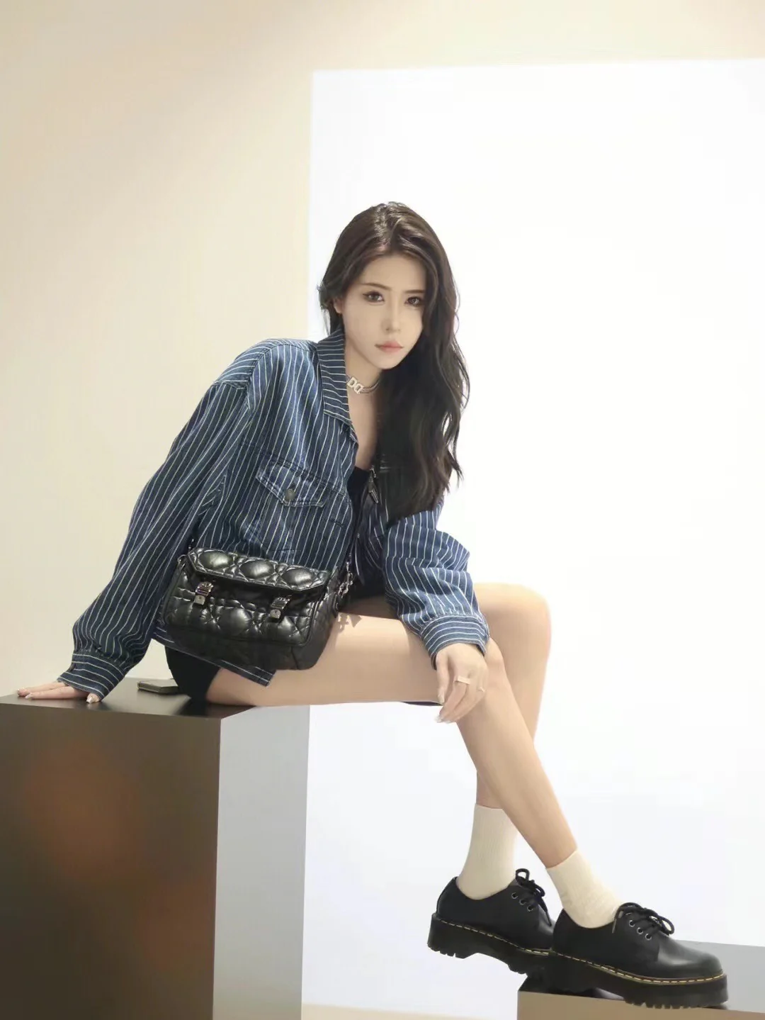 Сумка-мессенджер Dior Camp Cannage - Маленькая - Черная - На фото в одежде