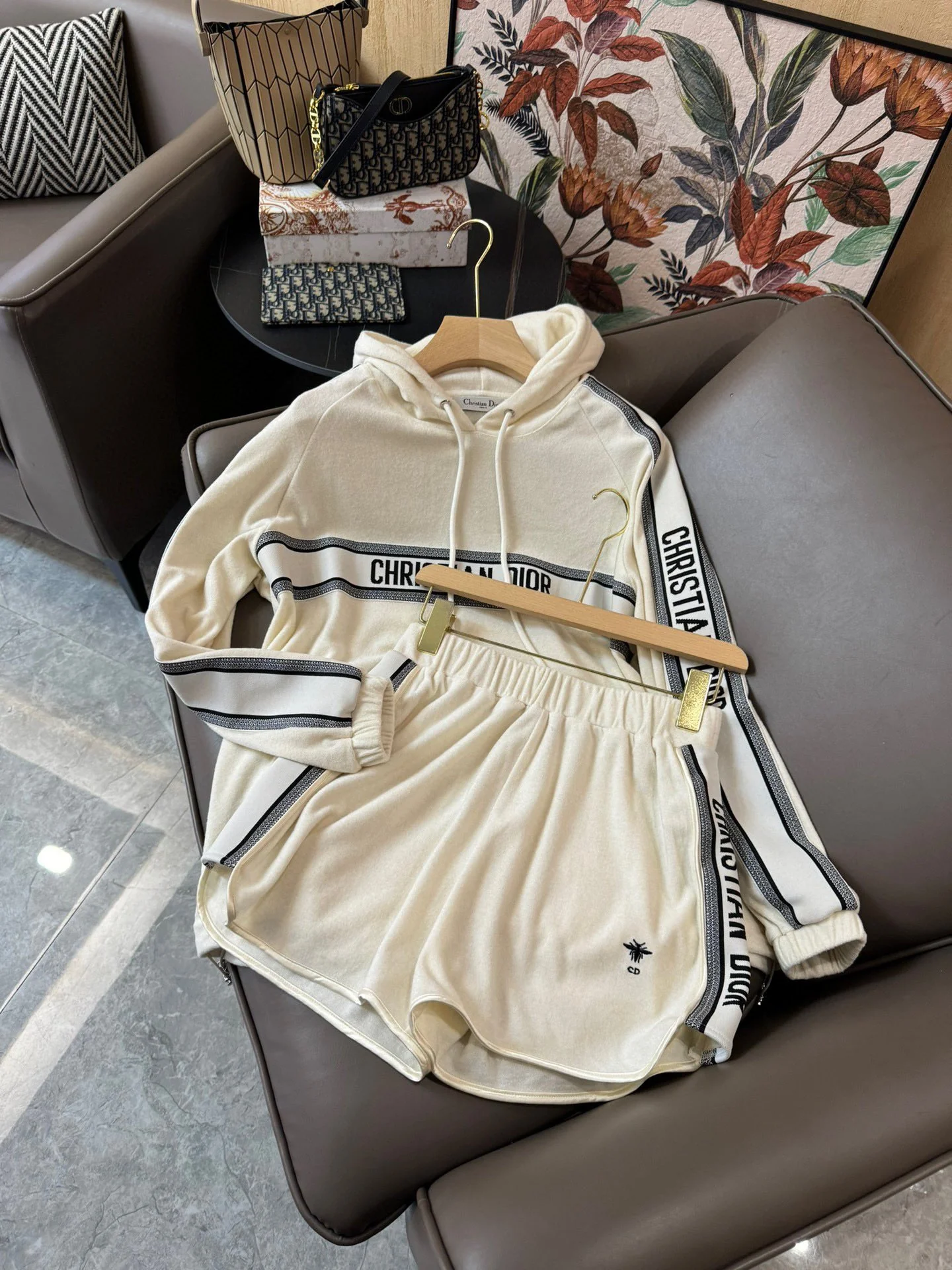 Комплект Dior 2403-24ss: топ с длинными рукавами и шорты с вышитой надписью - абрикосовый цвет.