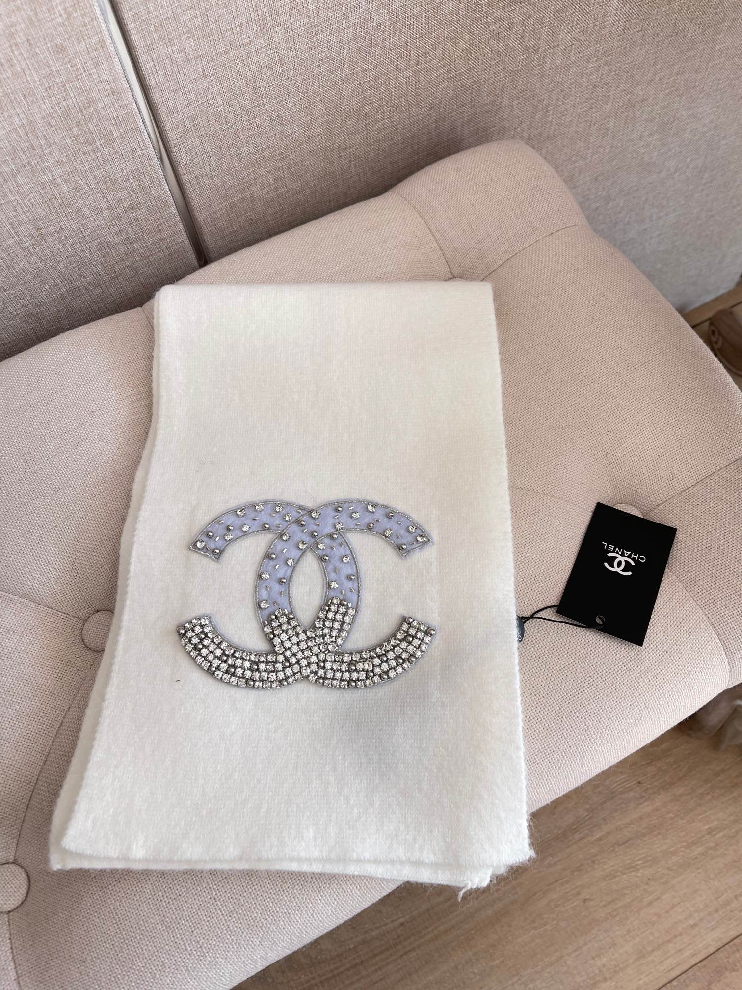 Шарф Chanel 22a Hidden Style ручной работы из кашемира, украшенный бриллиантами - 1 шт.