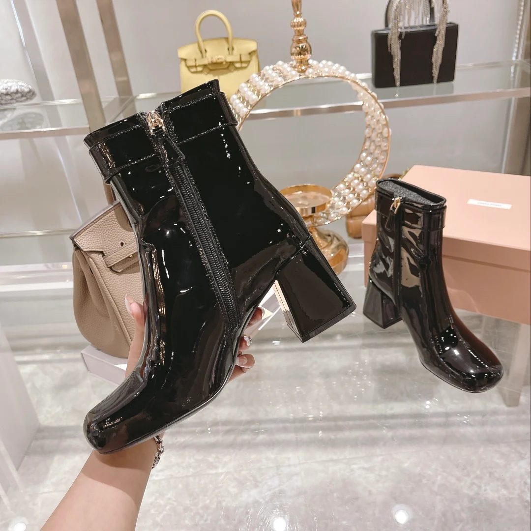 Новинка осенне-зимней коллекции Miu Miu 2022 — Ботинки на массивном каблуке из лакированной кожи — Черные