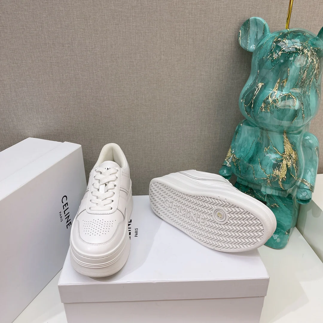 Образ Celine на показе Недели моды весна/лето 2022 — массивные белые кроссовки в стиле знаменитостей.