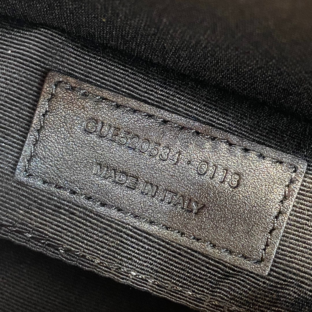 Фотосумка YSL Lou Bag — черная с черной пряжкой.