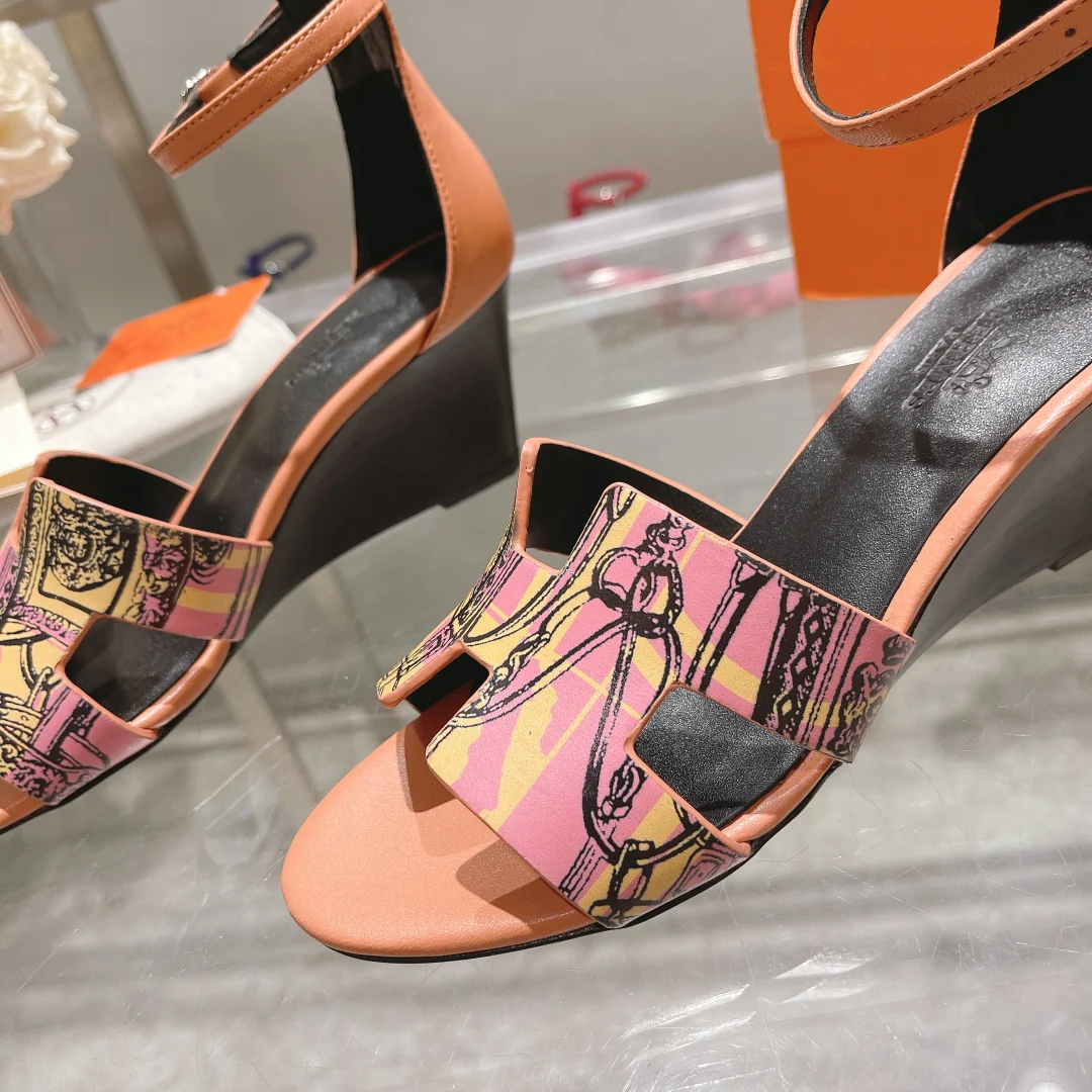 Новинка весны 2022 года от Hermes - Сандалии на массивном каблуке - 2 шт.