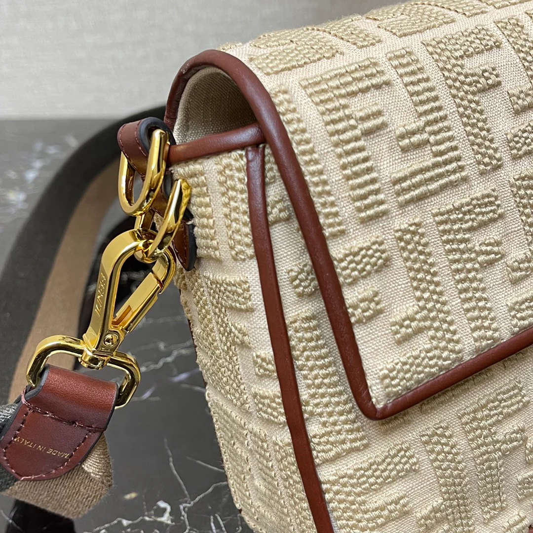 Сумка-багет Fendi Baguette — бежевая, средней длины, с вышивкой.